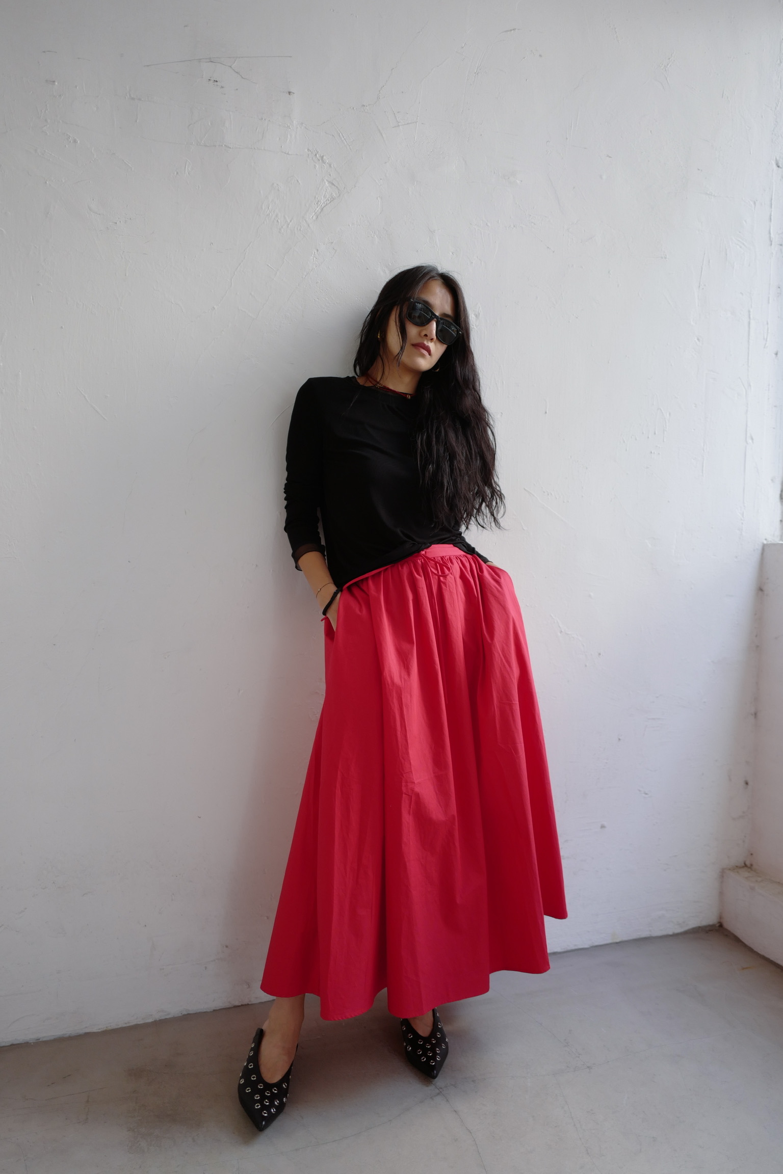 Elastic red long skirt