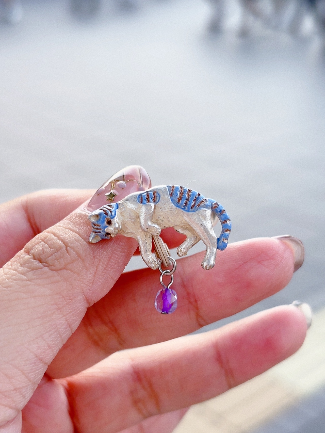 貓咪悠閒地玩著耳骨夾/心口針