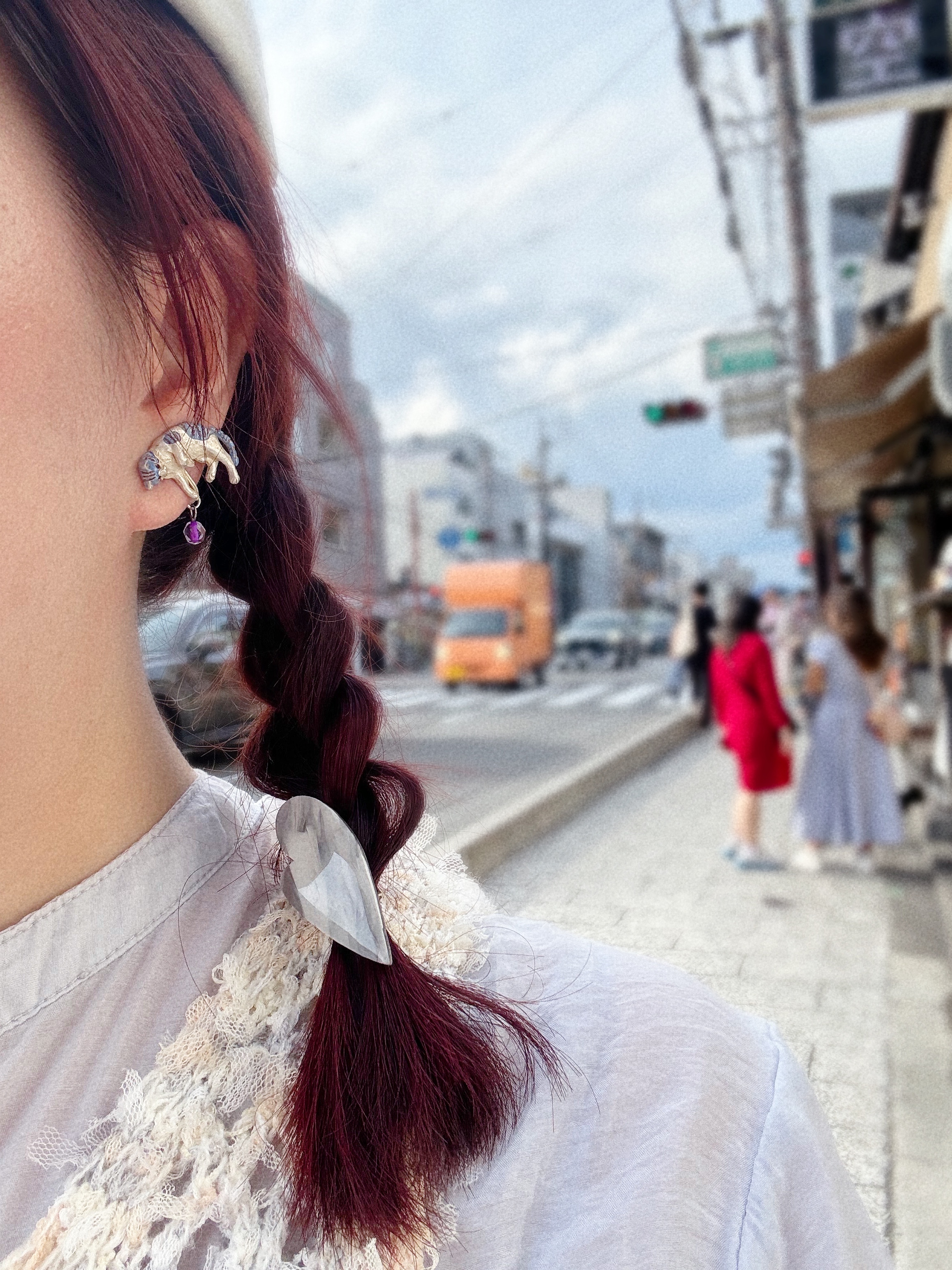 貓咪悠閒地玩著耳骨夾/心口針