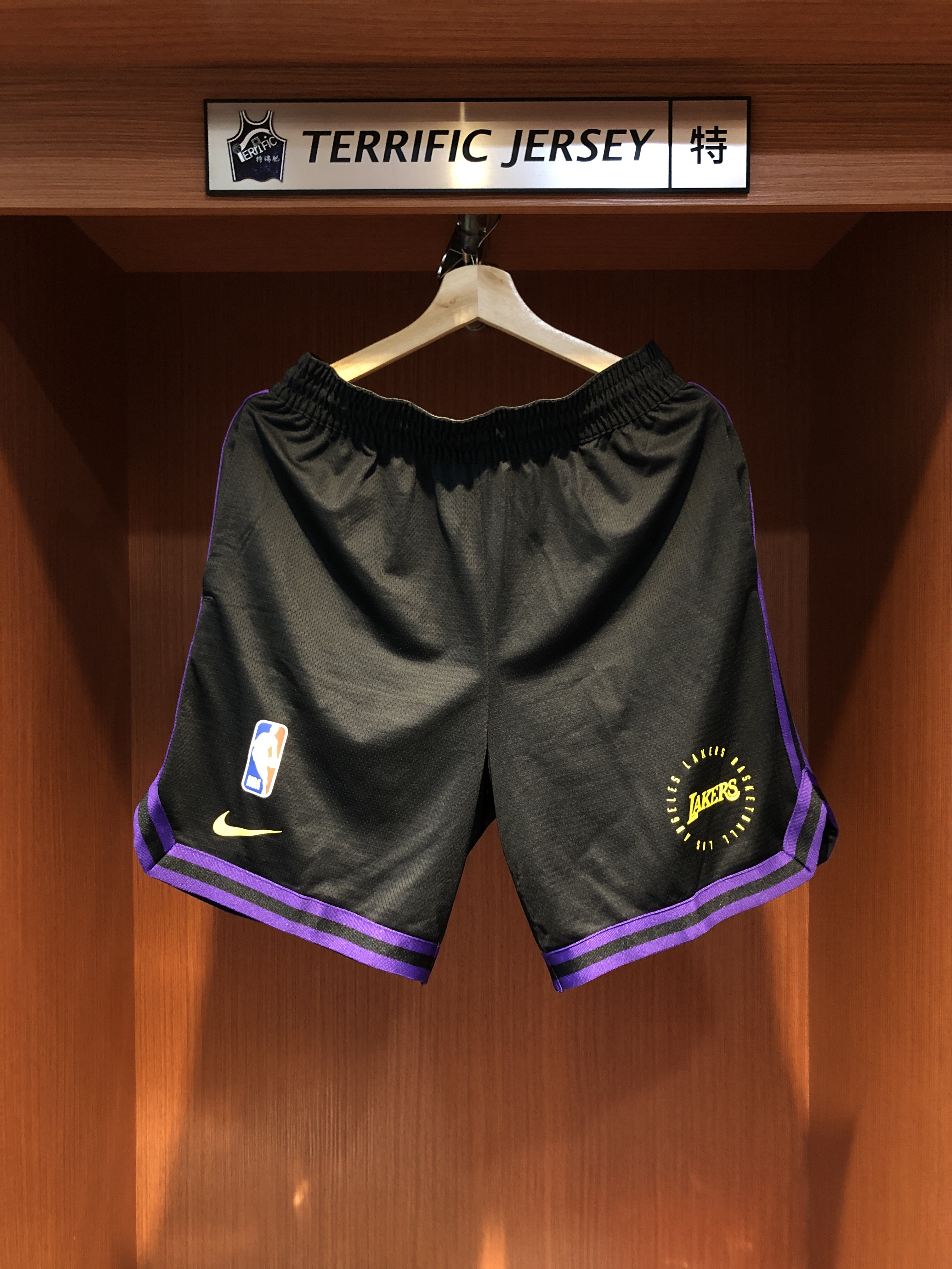 NBA球褲 Los Angeles Lakers 洛杉磯湖人黑紫 熱身球褲 球員實穿 訓練用 Nike On-Court Practice Performance Shorts 有口袋 拉鍊側袋 全新