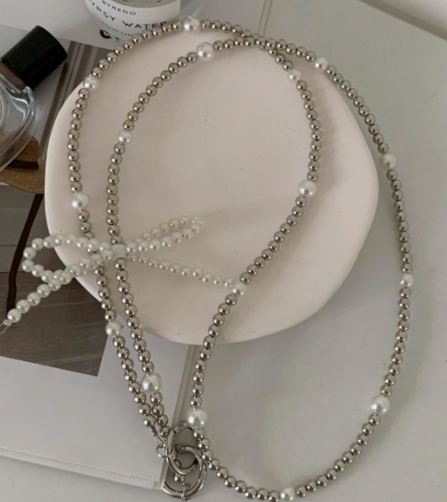 Cindy自留白色珍珠蝴蝶結手機背鏈