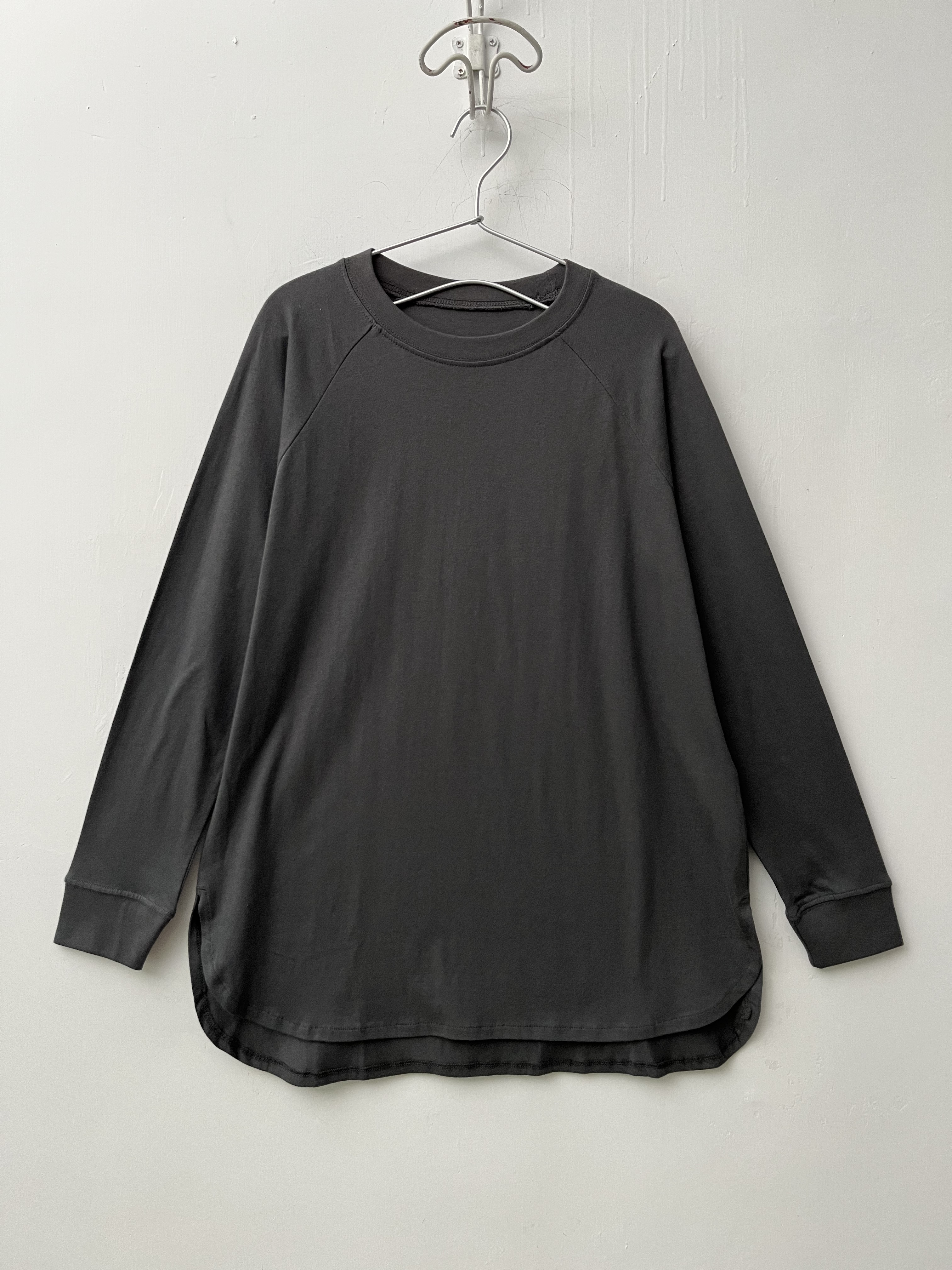 炭灰色圓領tee