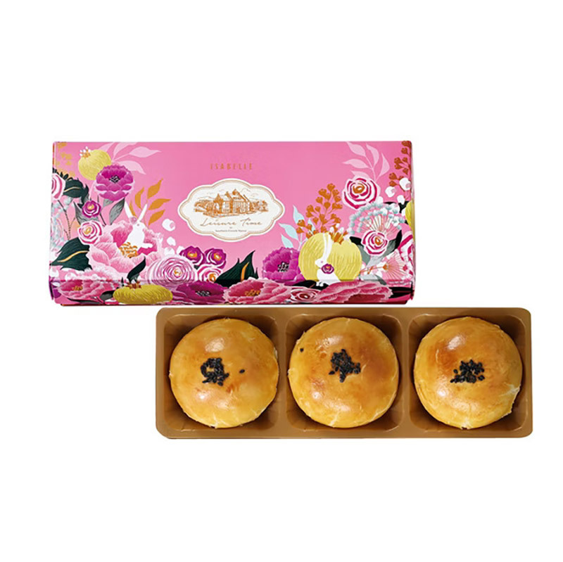 外盒以粉嫩花卉插畫設計，內含精緻三入酥餅，口感香酥綿密，是2025中秋送禮推薦中最受女性喜愛的浪漫精緻禮盒。