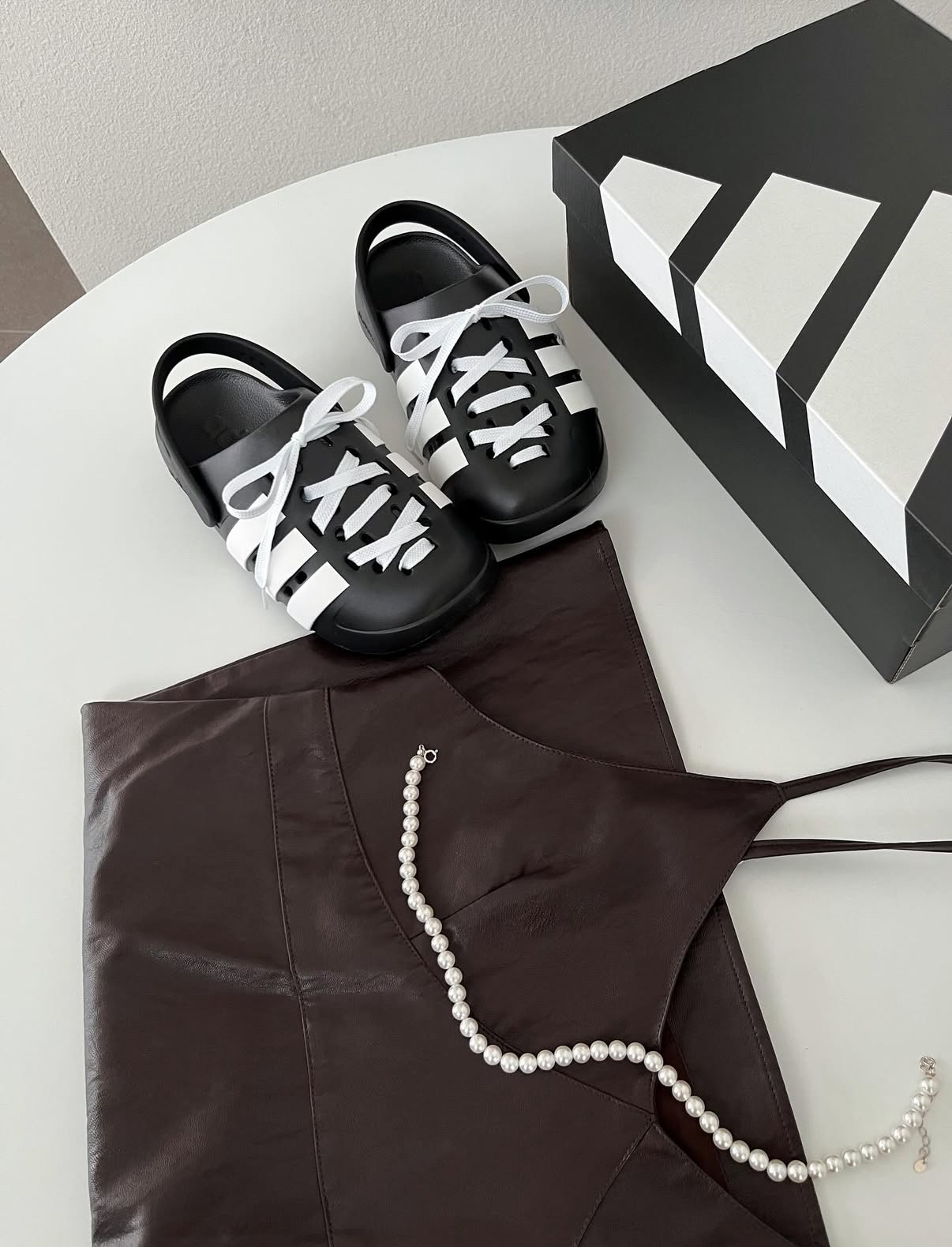 Adidas Adilette Clog 2.0 黑白色 白黑色 洞洞鞋 防水 鞋帶 包頭涼鞋 拖鞋 2色/預購