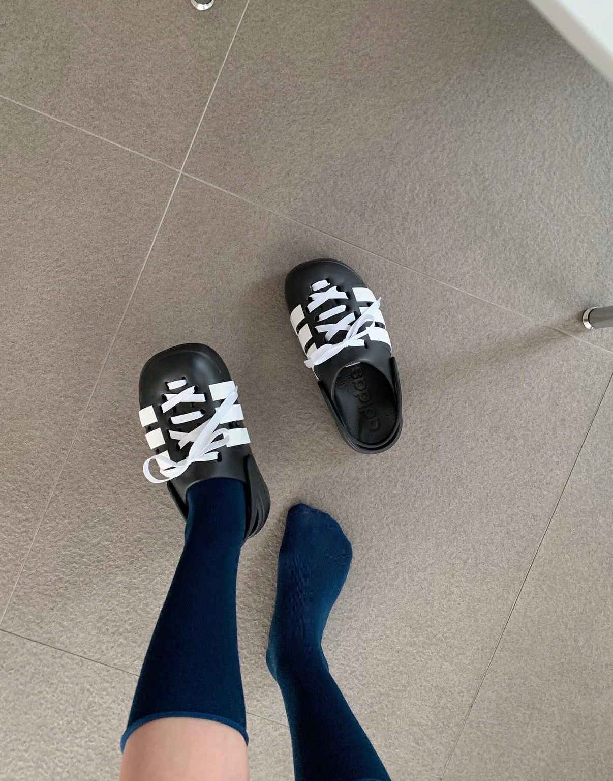 Adidas Adilette Clog 2.0 黑白色 白黑色 洞洞鞋 防水 鞋帶 包頭涼鞋 拖鞋 2色/預購