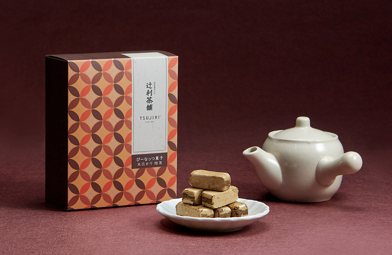 辻利茶舗禮盒，精緻日式設計外盒搭配濃郁焙茶風味點心，適合搭配茶飲享用，是2025中秋送禮推薦中獨具和風特色的伴手禮選擇。
