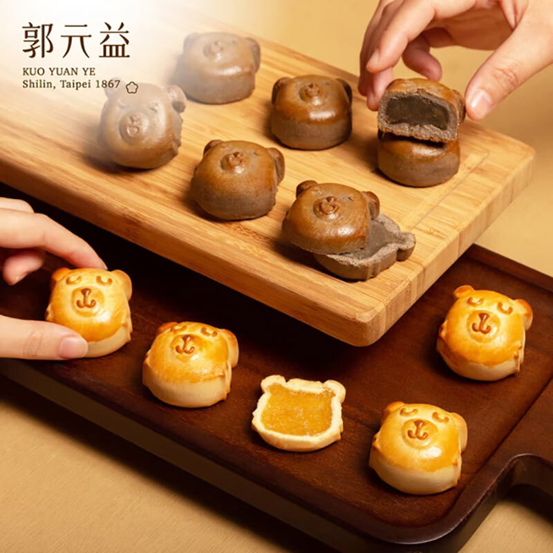郭元益熊熊造型小月餅，外型可愛俏皮，分別搭配芝麻與鳳梨內餡，香甜不膩、造型討喜，是2025中秋送禮推薦中最適合親子共享與年輕族群喜愛的創意禮盒。