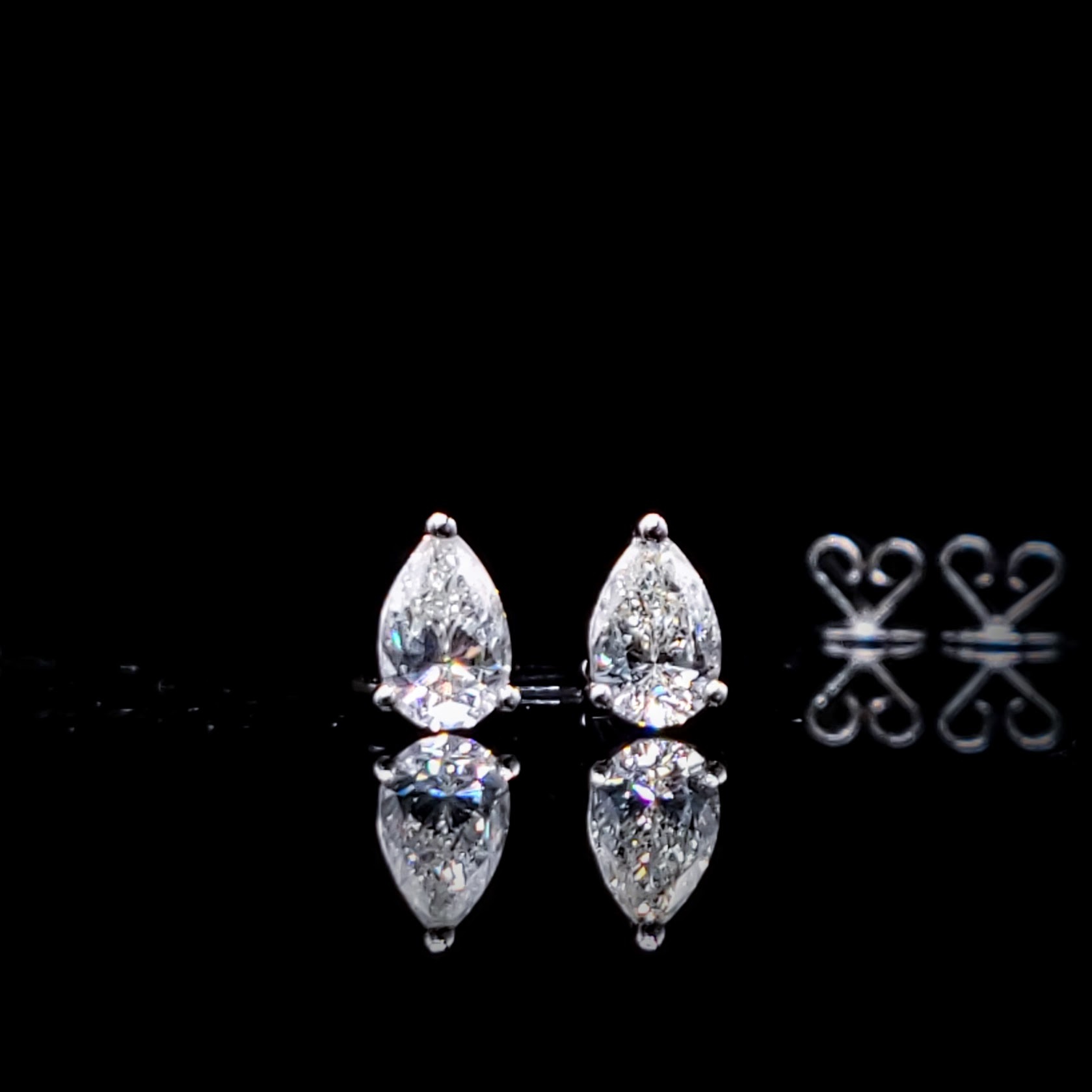 18K White Gold 0.80ct Pear Shaped Diamond Earrings