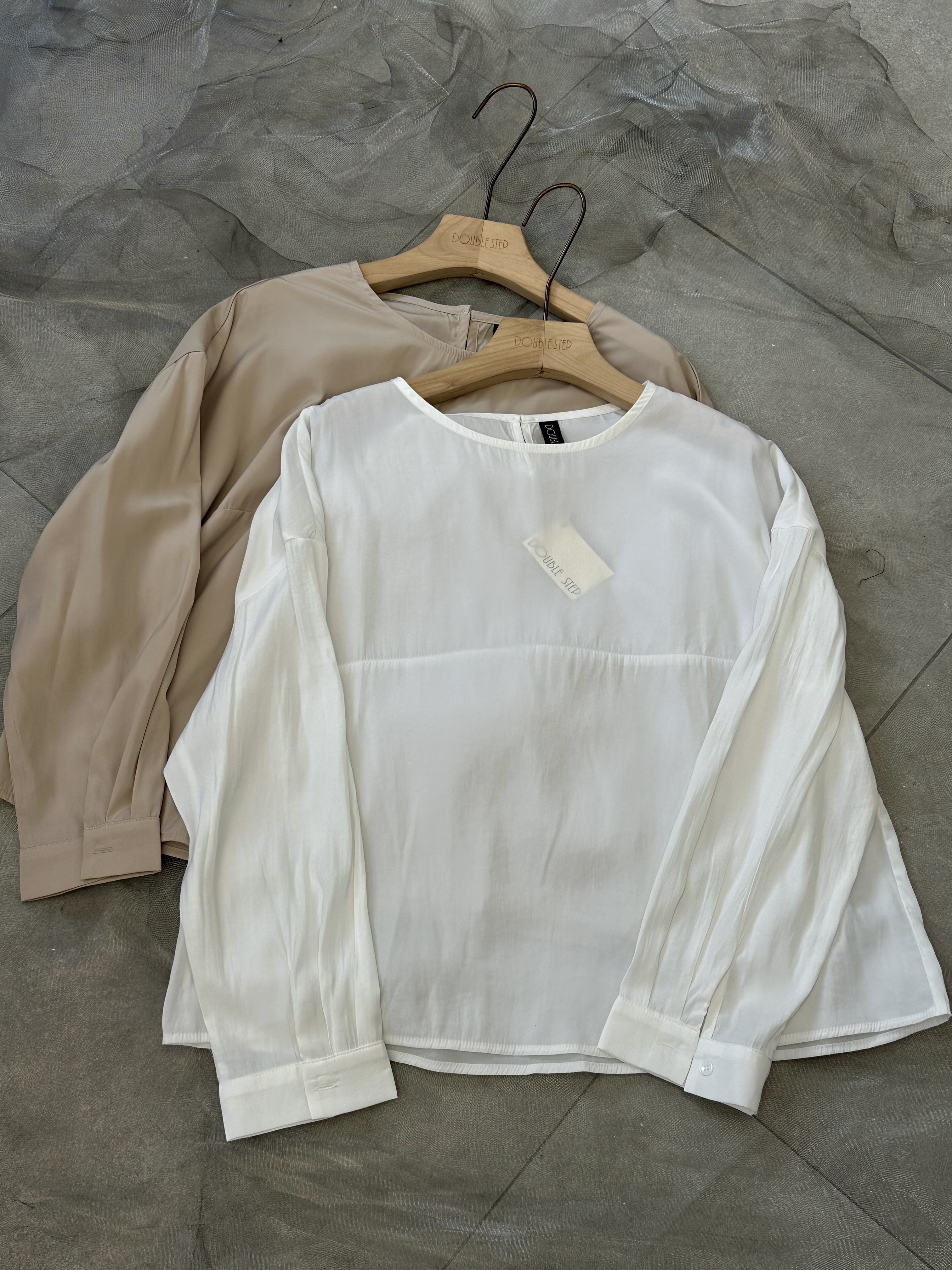 簡潔俐落 ～ 滑料上衣 - BL53775