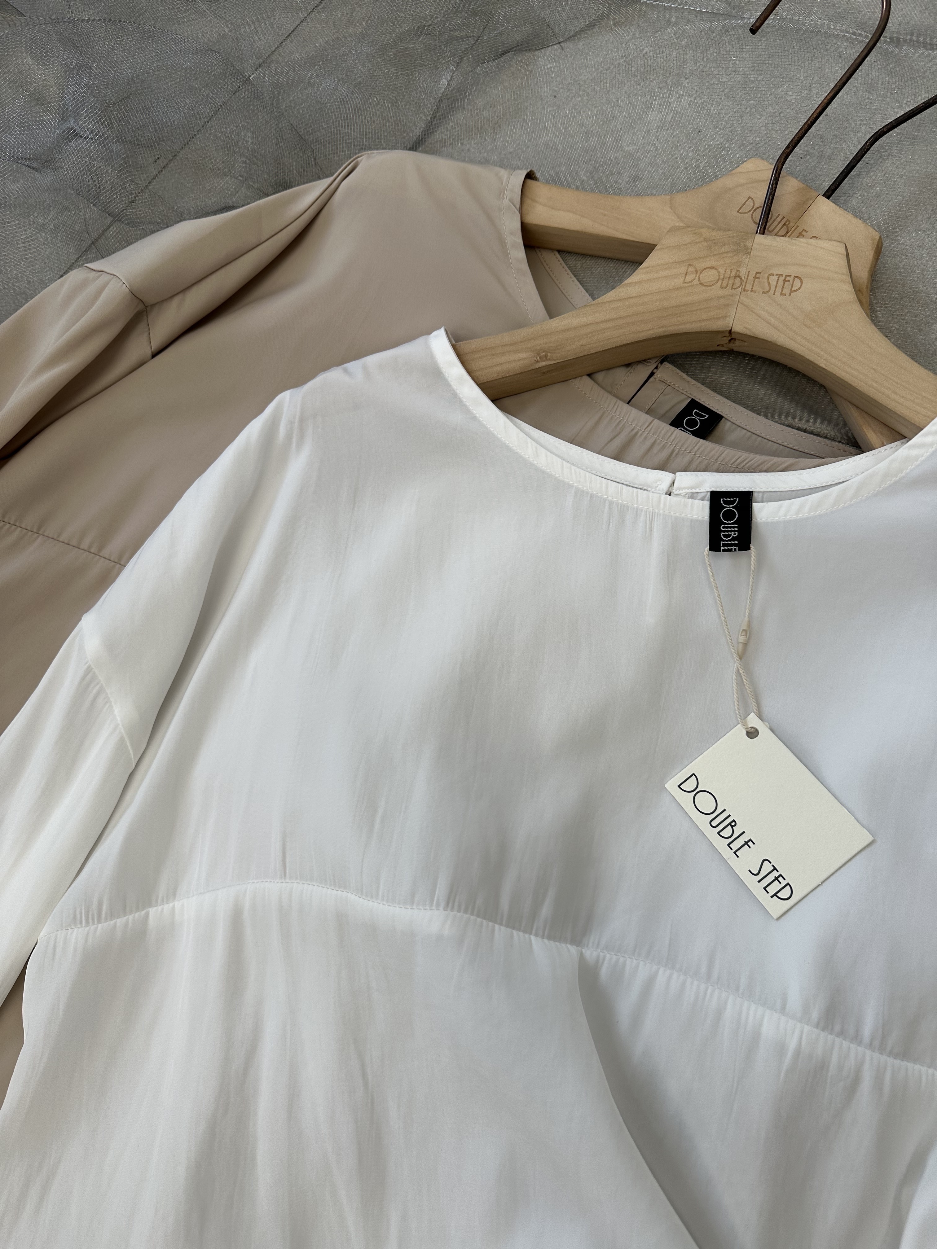 簡潔俐落 ～ 滑料上衣 - BL53775