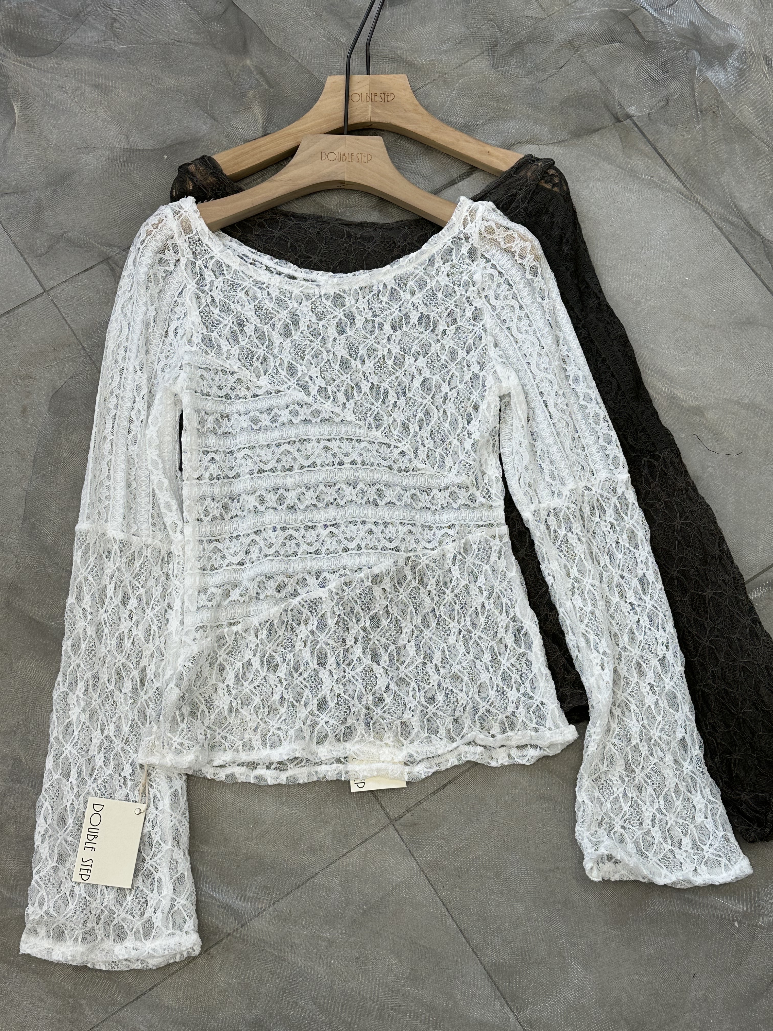 拼接蕾絲喇叭袖上衣 - BL53757