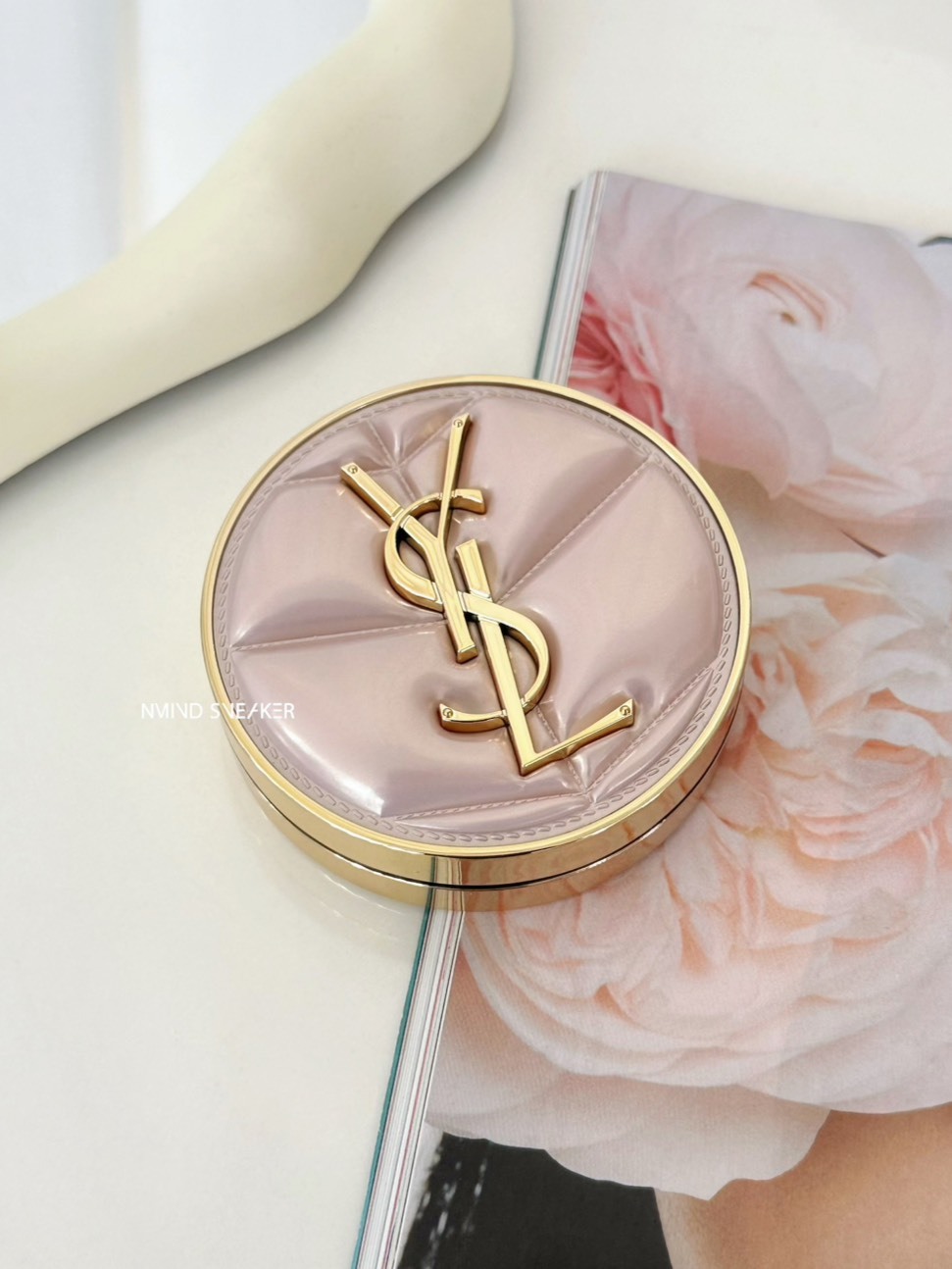 <快速出貨> YSL聖羅蘭超模光感精華水氣墊 粉雲朵皮革版（春季限定）