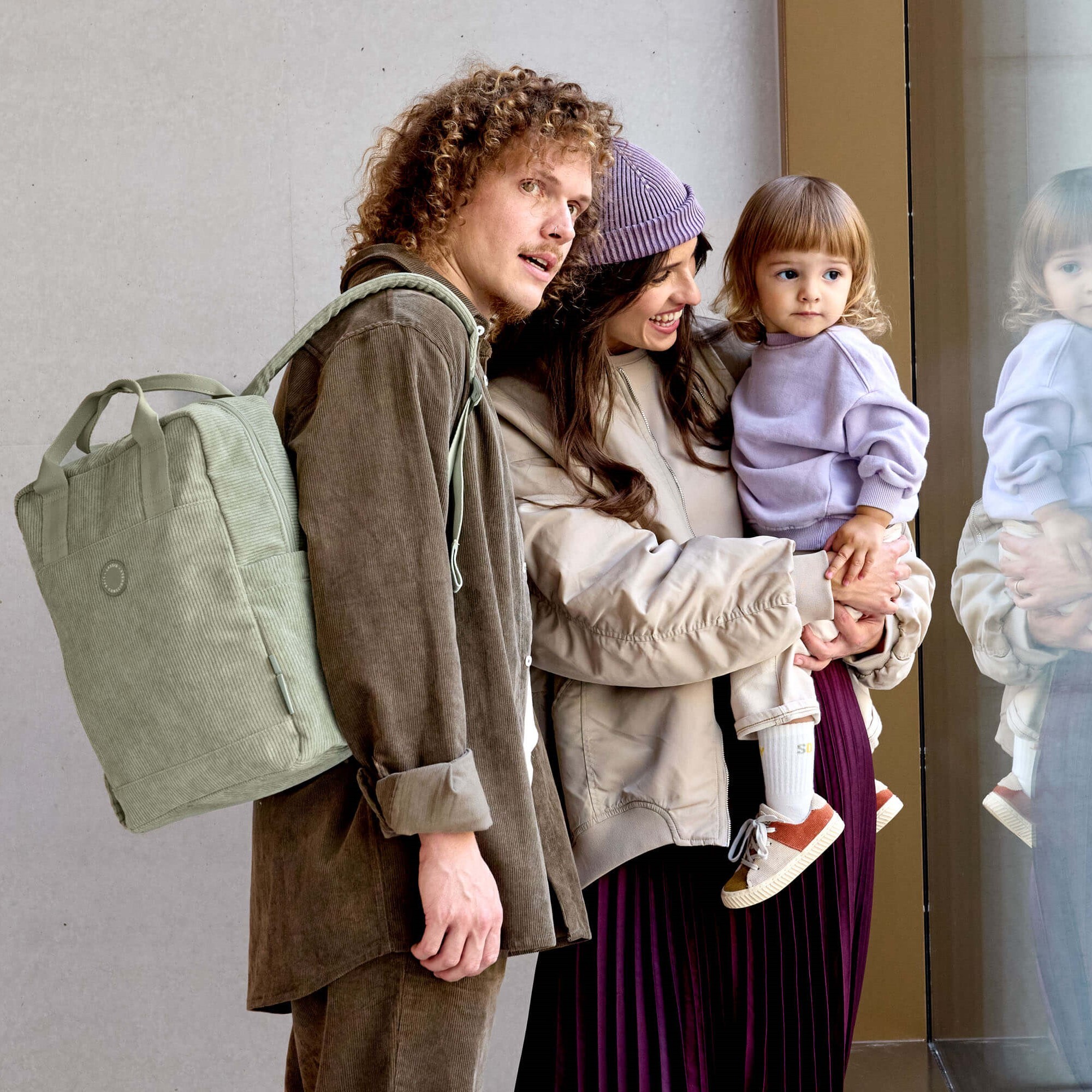 德國媽媽包No.1品牌，LASSIG讓媽媽包不只是媽媽包，兼具時尚與功能性，大開口大容量多隔層，附育兒配件：防水尿布墊、奶瓶保溫袋、推車掛勾，實用推薦