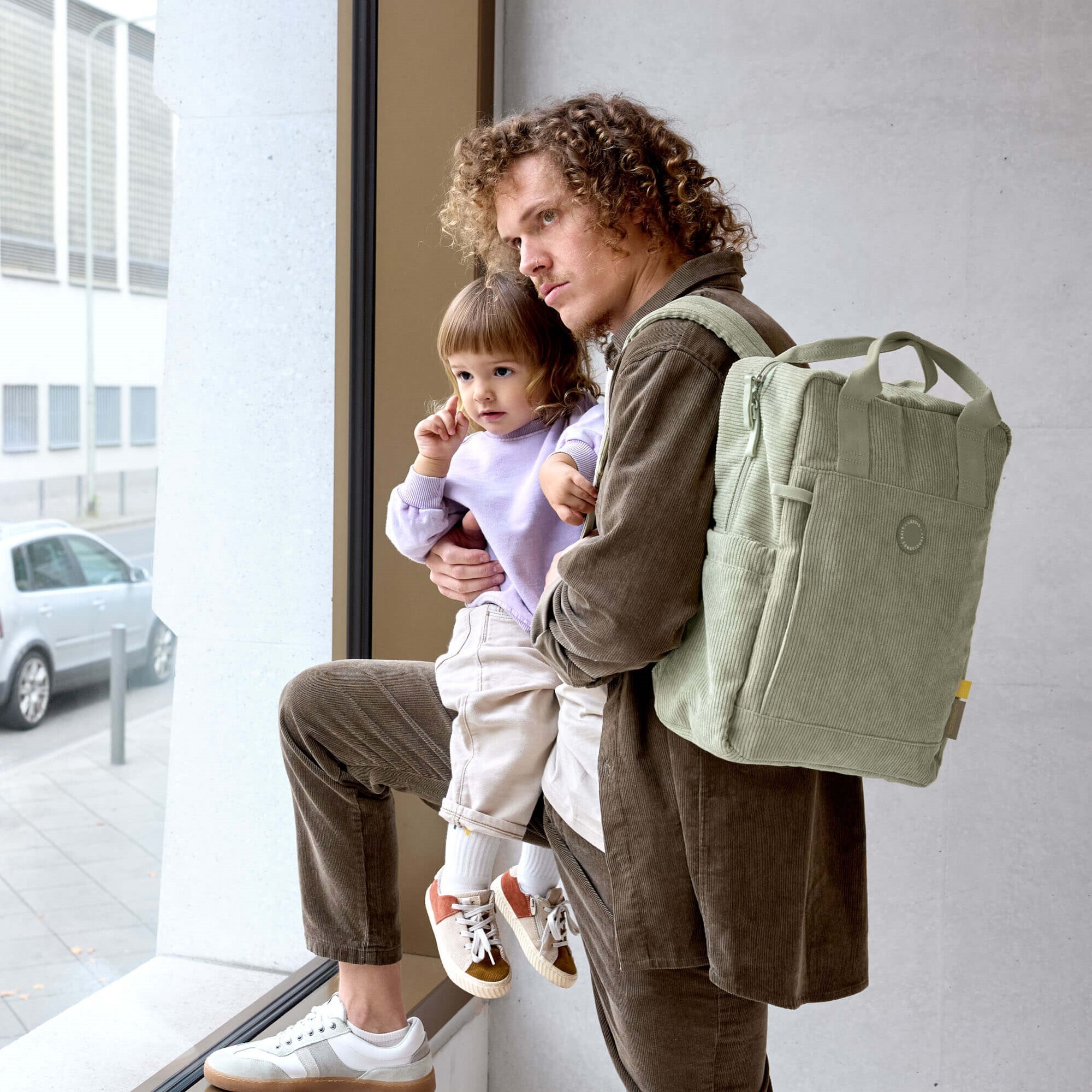 德國媽媽包No.1品牌，LASSIG讓媽媽包不只是媽媽包，兼具時尚與功能性，大開口大容量多隔層，附育兒配件：防水尿布墊、奶瓶保溫袋、推車掛勾，實用推薦