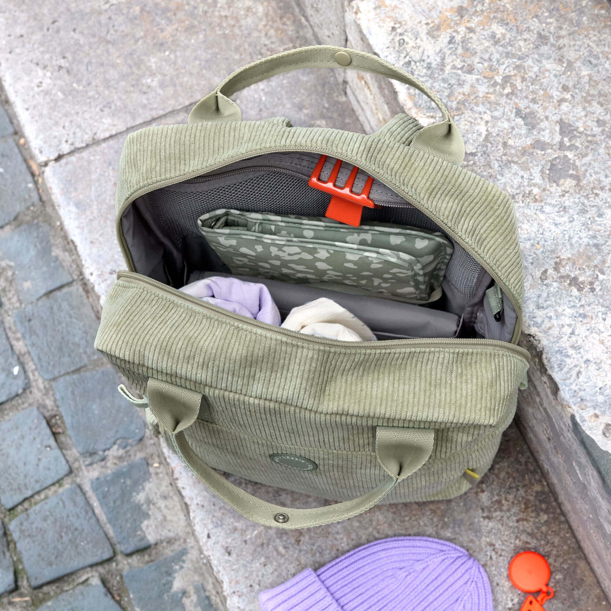 德國媽媽包No.1品牌，LASSIG讓媽媽包不只是媽媽包，兼具時尚與功能性，大開口大容量多隔層，附育兒配件：防水尿布墊、奶瓶保溫袋、推車掛勾，實用推薦