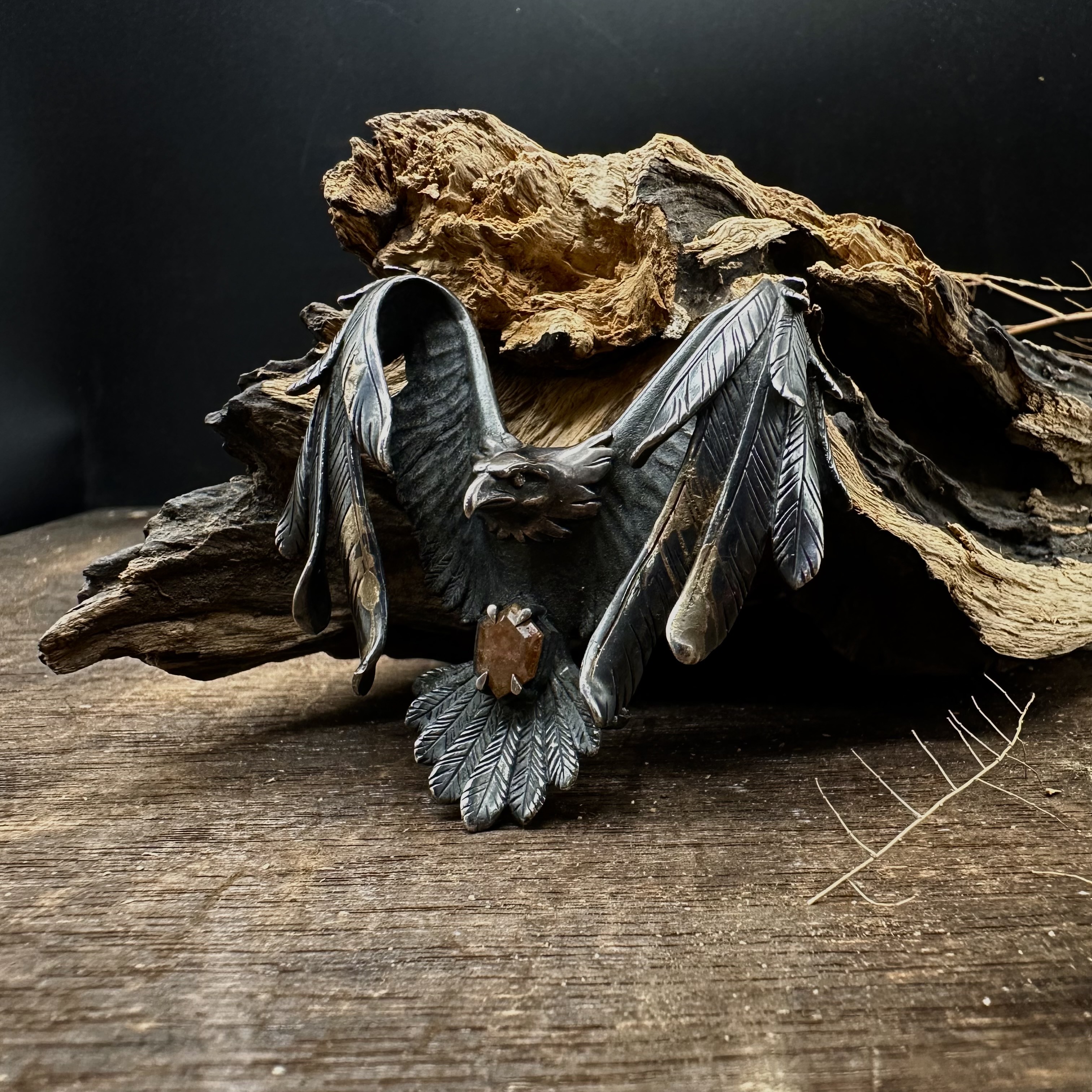 *Black Venom Jewelry- Freedom & Prayer 限定版18K鎏金6cm純銀正面攻擊鷹鑲工業鑽石。