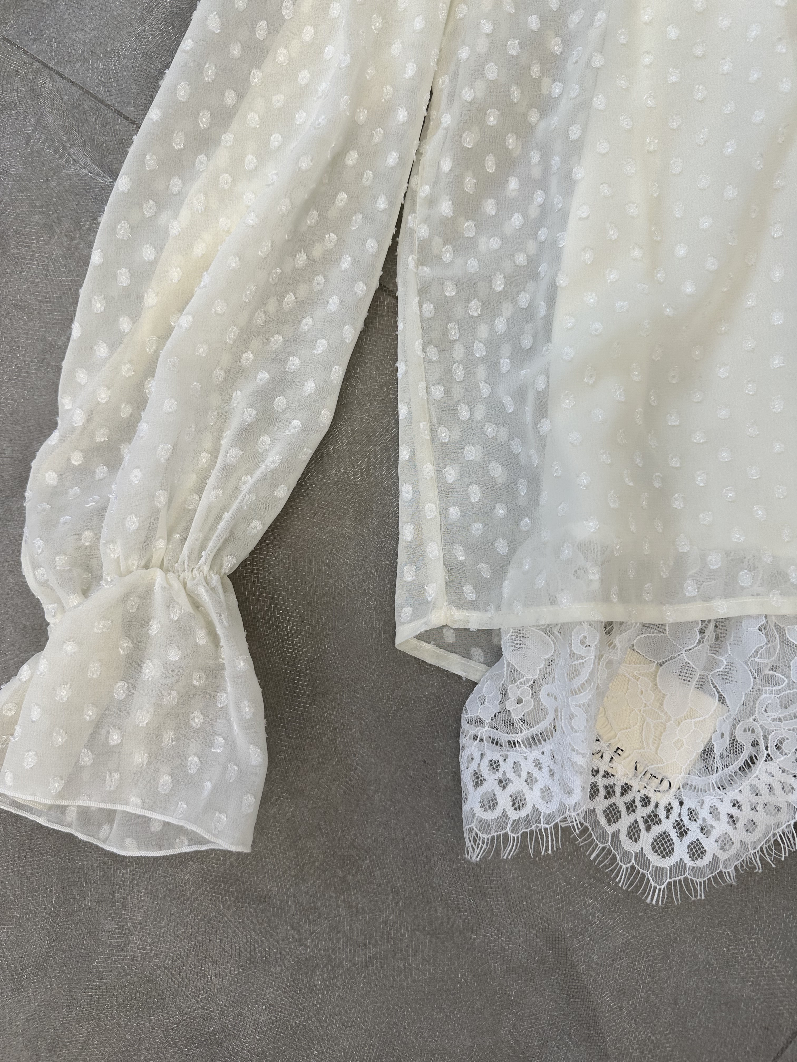 一式兩件！提花點絲質上衣 - BL53799