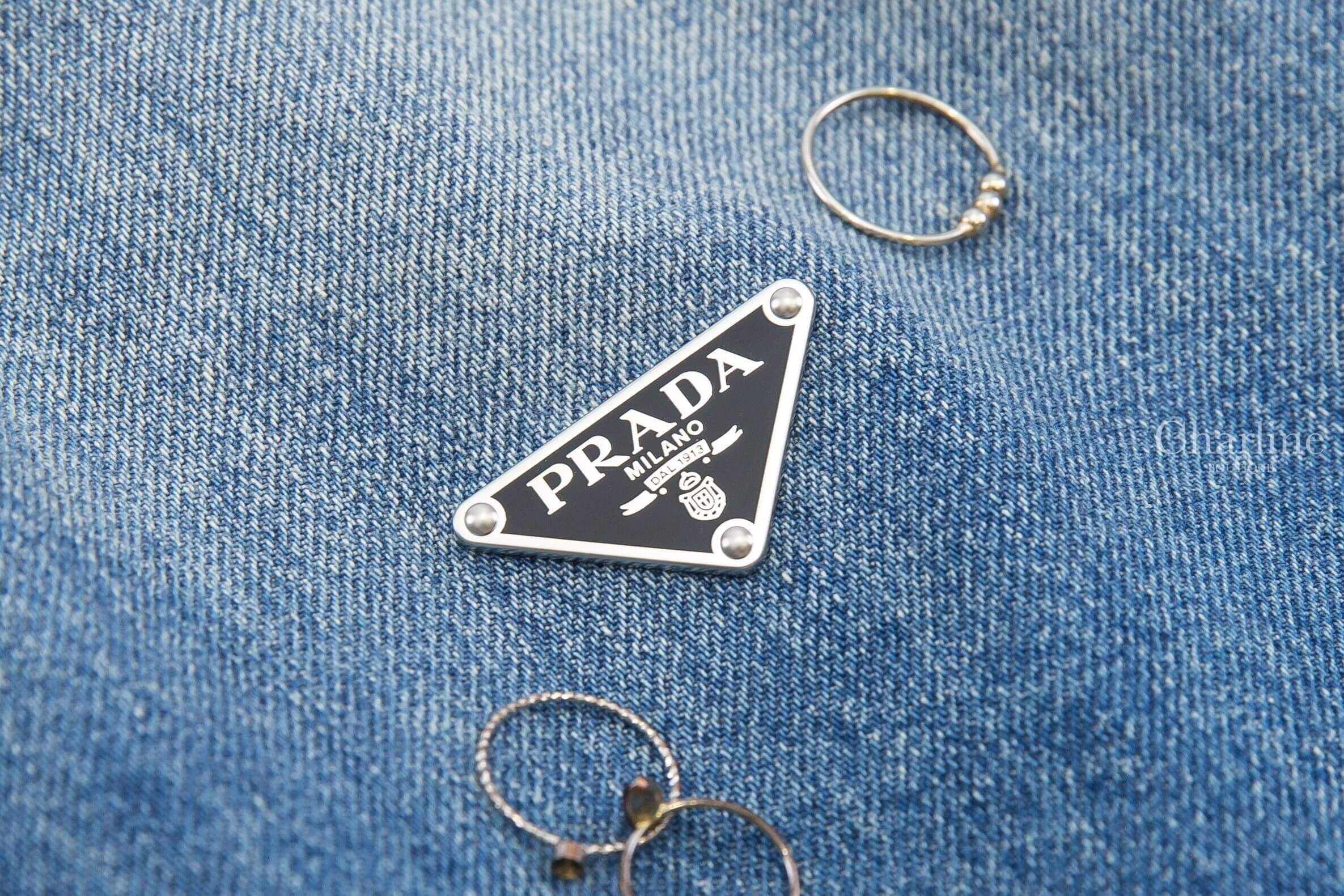 Prada Cropped Denim Shirt 淺藍色三角銀字Logo丹寧棉質黑釦短板短袖襯衫