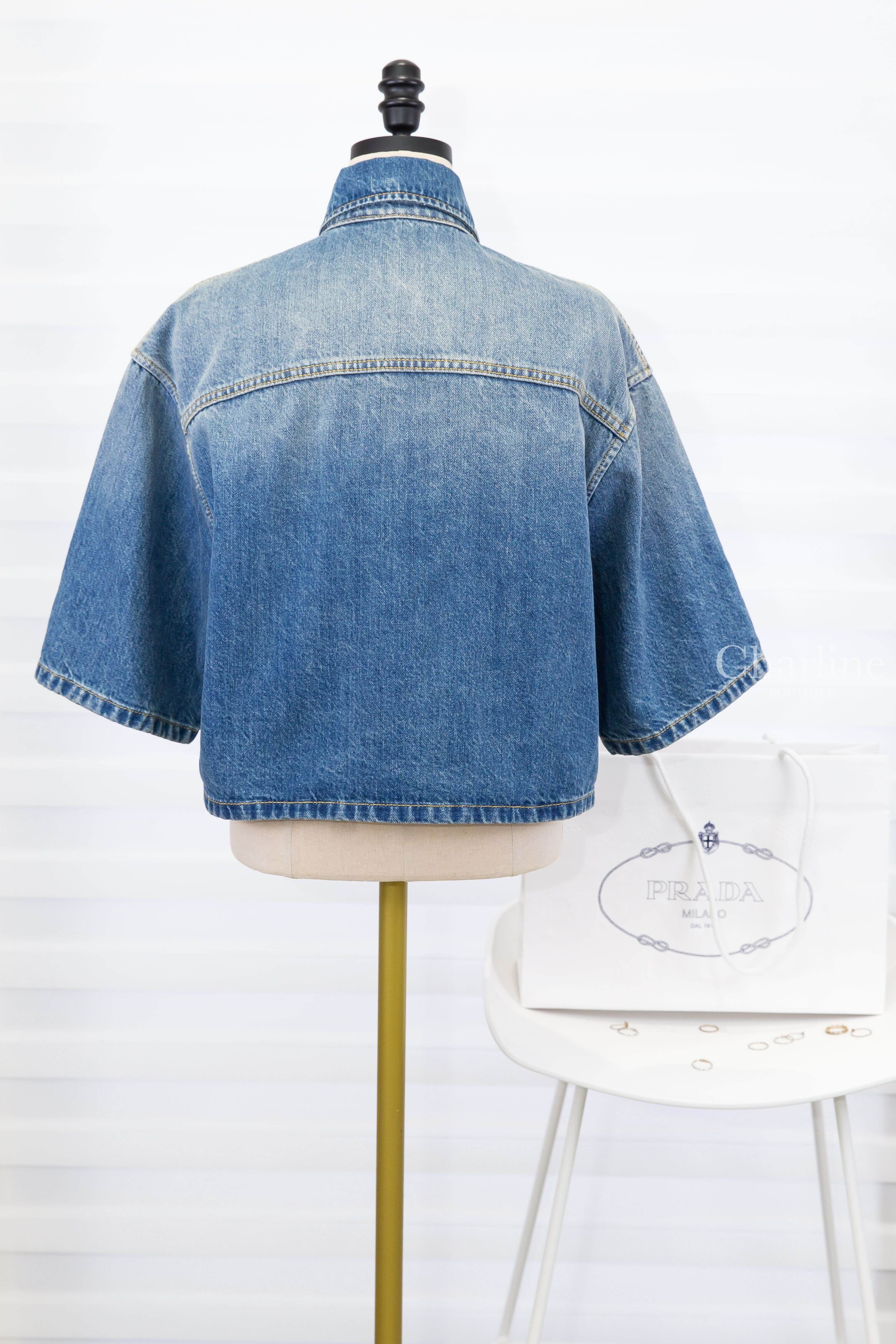 Prada Cropped Denim Shirt 淺藍色三角銀字Logo丹寧棉質黑釦短板短袖襯衫-Charline Boutique 精品代購