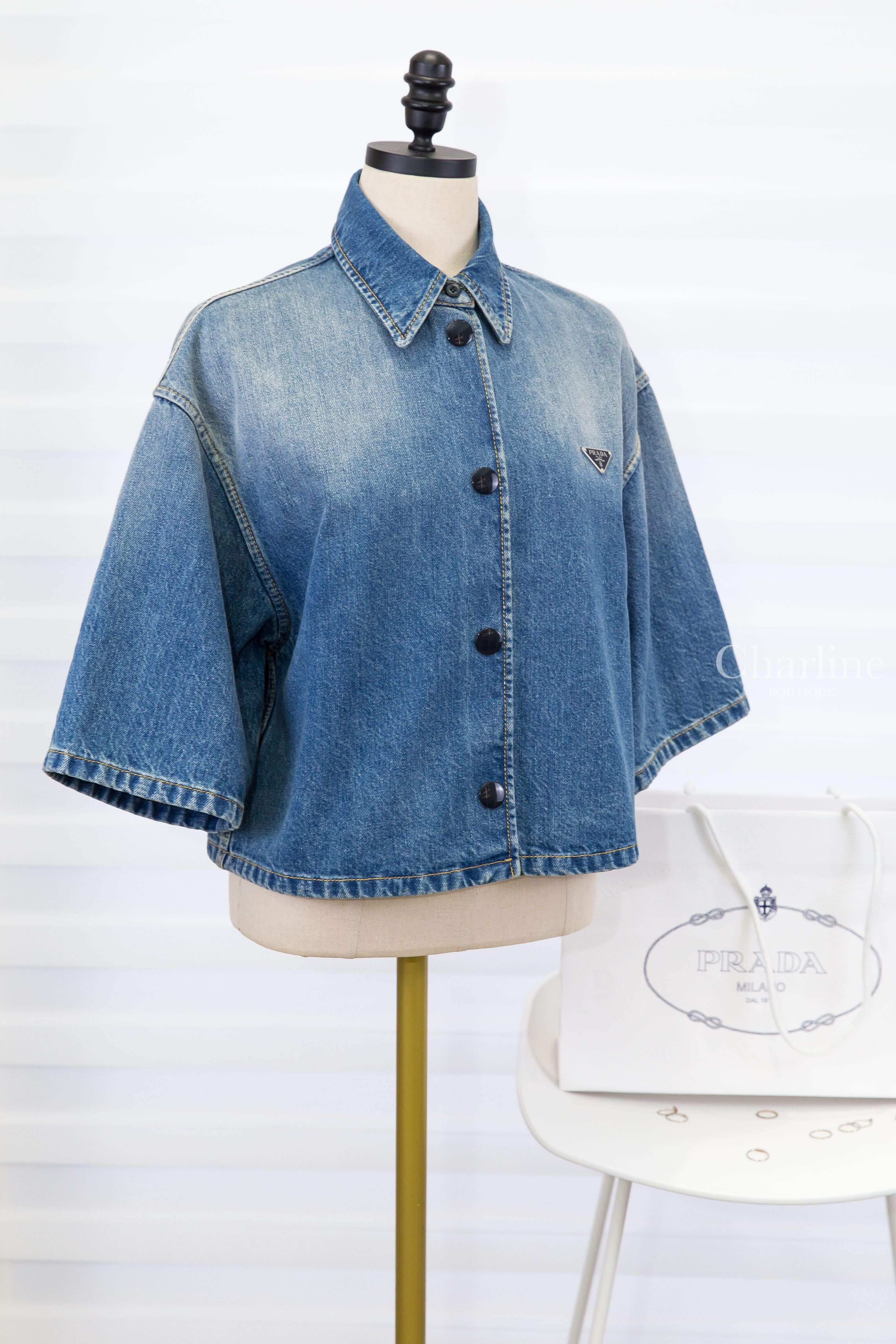 Prada Cropped Denim Shirt 淺藍色三角銀字Logo丹寧棉質黑釦短板短袖襯衫-Charline Boutique 精品代購