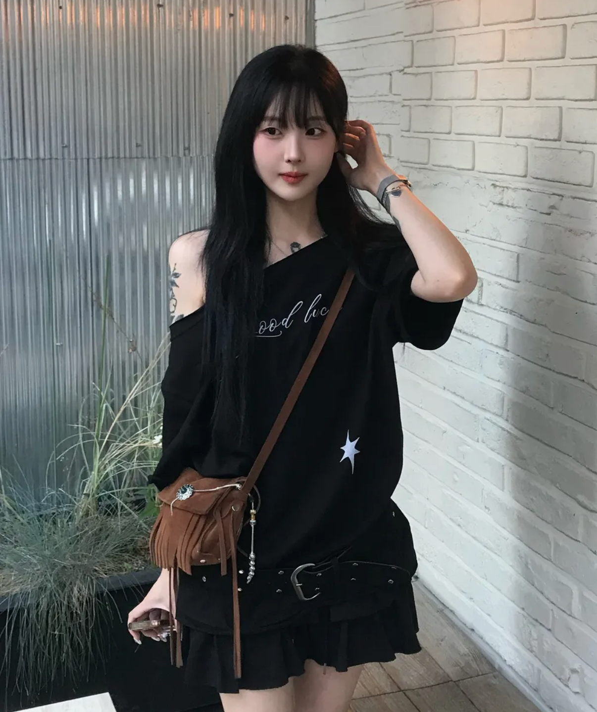 chicks - good luck one off shoulder tee (black)