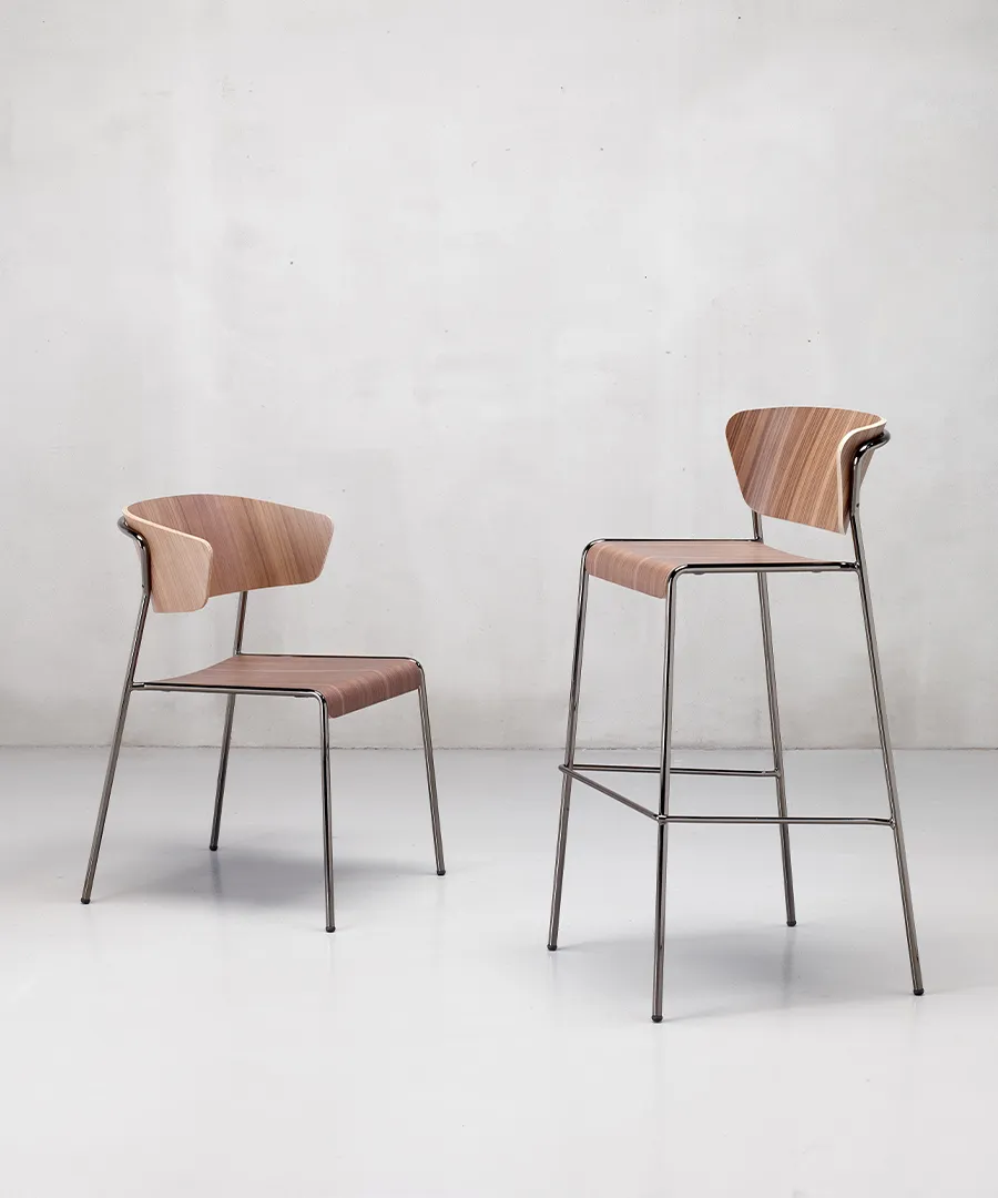 Lisa Wood 扶手款,橡木色坐面及椅背,亮面黑色椅腳,優雅現代時尚。