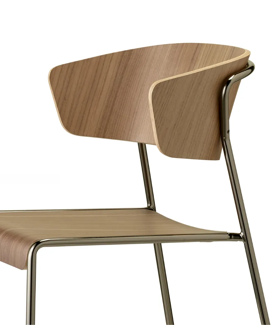 Lisa Wood 扶手款,特殊曲度的椅背,搭配橡木顏色呈現高級觸覺及視覺感受。