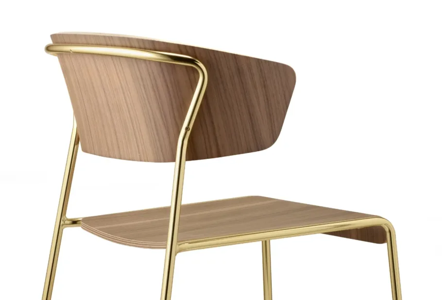 Lisa Wood 扶手款,橡木色坐面及椅背,緞面黃銅色椅腳,高貴大方。