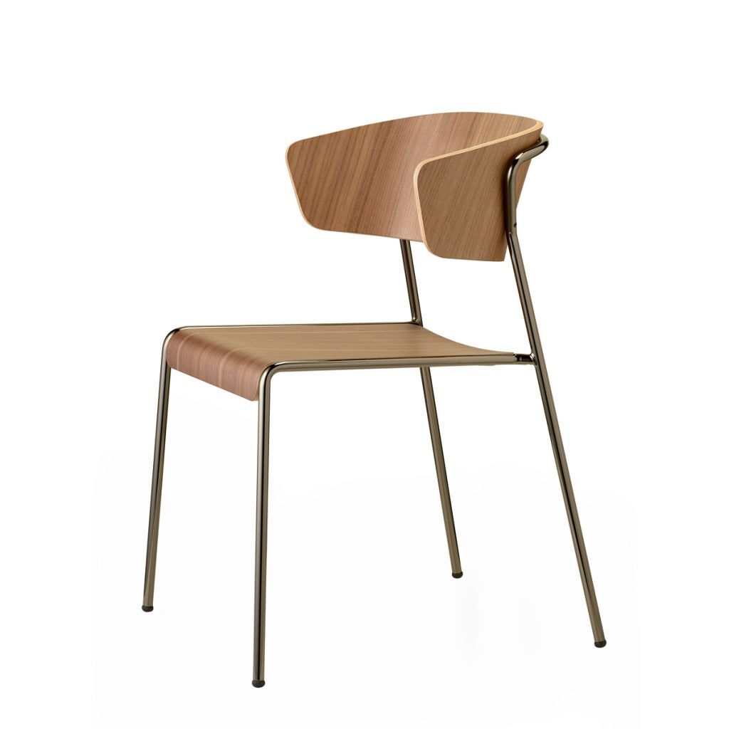 Lisa Wood 扶手款,橡木色坐面及椅背,亮面黑色椅腳,讓人冷靜的氣質。