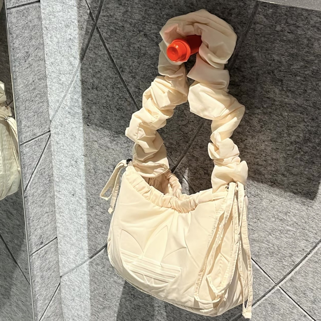 ADIDAS 米白 抽繩側背包 斜背包 單肩包 KF2667