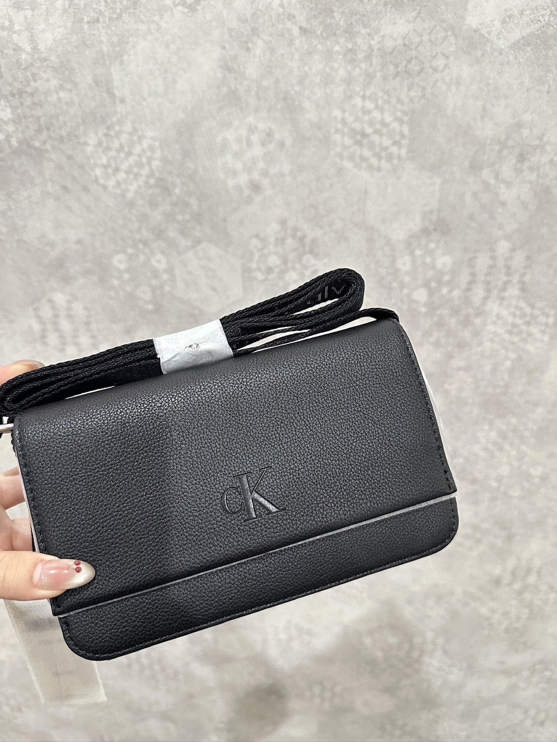Calvin Klein CK 壓紋字母 串標背帶 Woc 斜背包