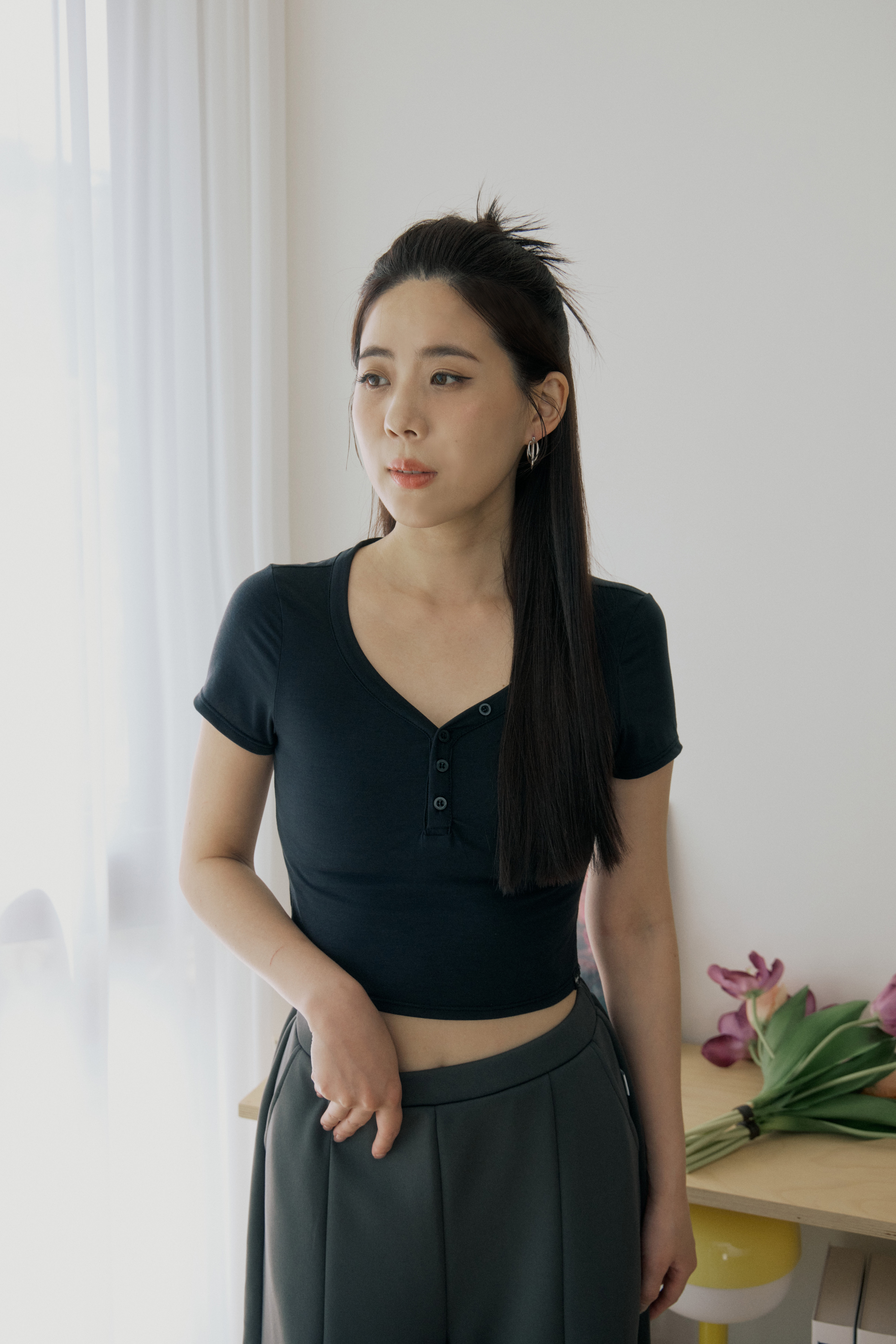 前開釦透膚短TEE- 黑