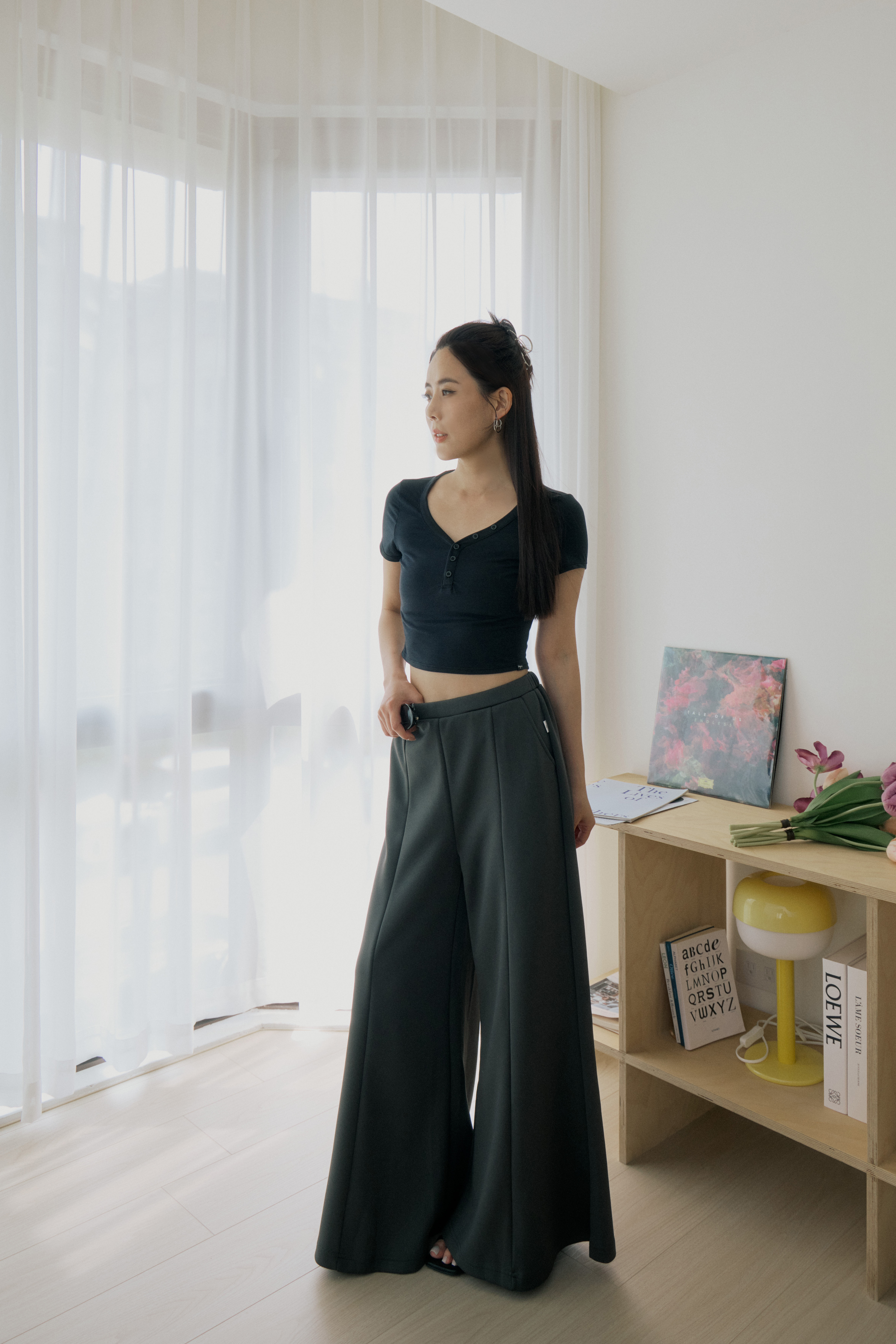 前開釦透膚短TEE- 黑