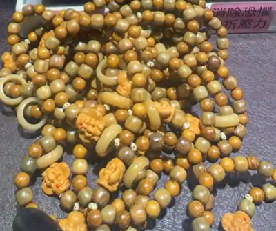 250822 - B7 黃綠檀木型珠跑環象神設計款手串