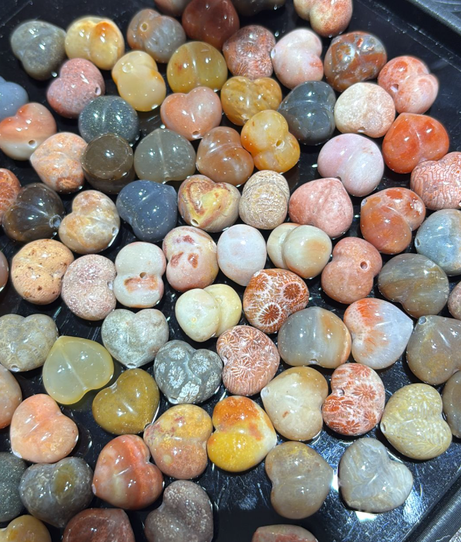 250822 - B74 珊瑚玉屁桃愛心隔珠1粒 （隨機顏色）