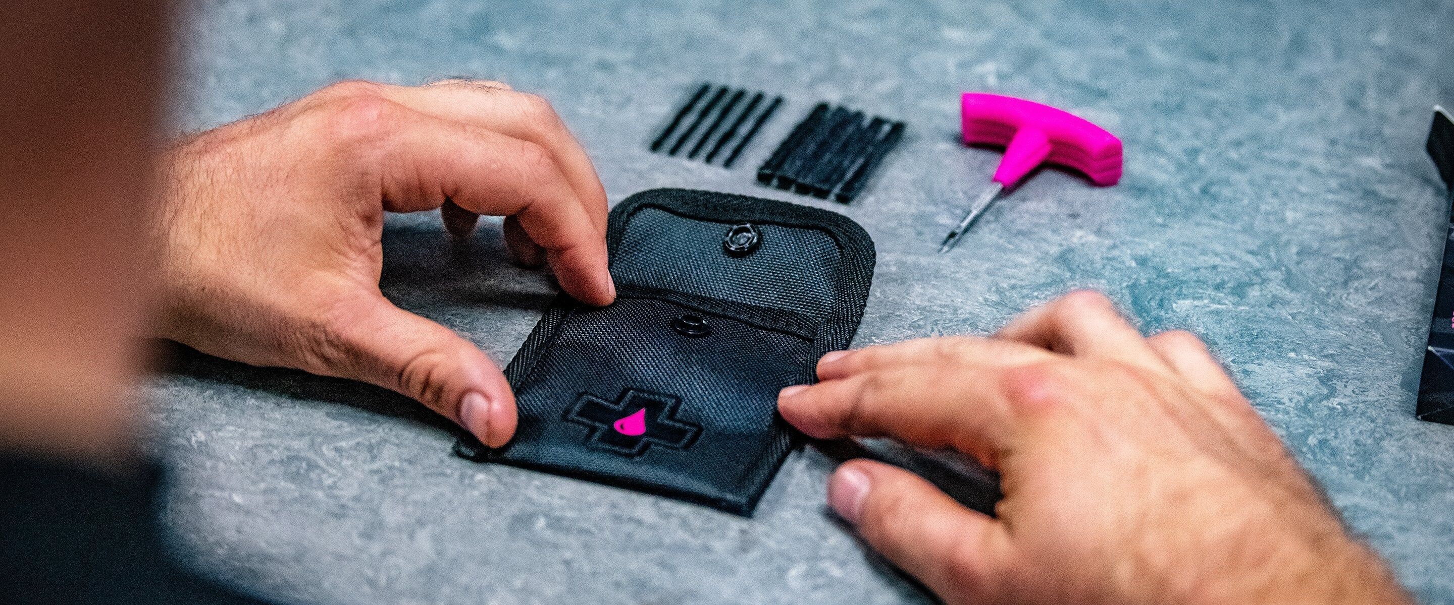 Muc-off-Puncture Plug Repair Kit 自單車輪胎打造的便攜式緊急漏氣修補工具包