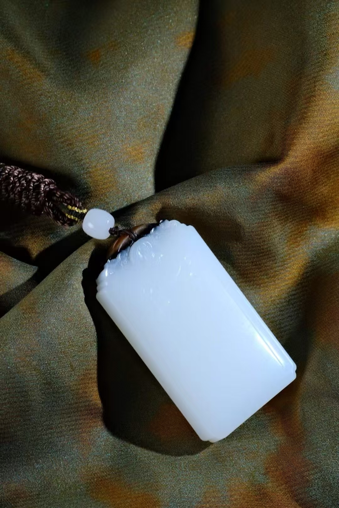 726724 和田玉羊脂黑紅皮三色無事​牌