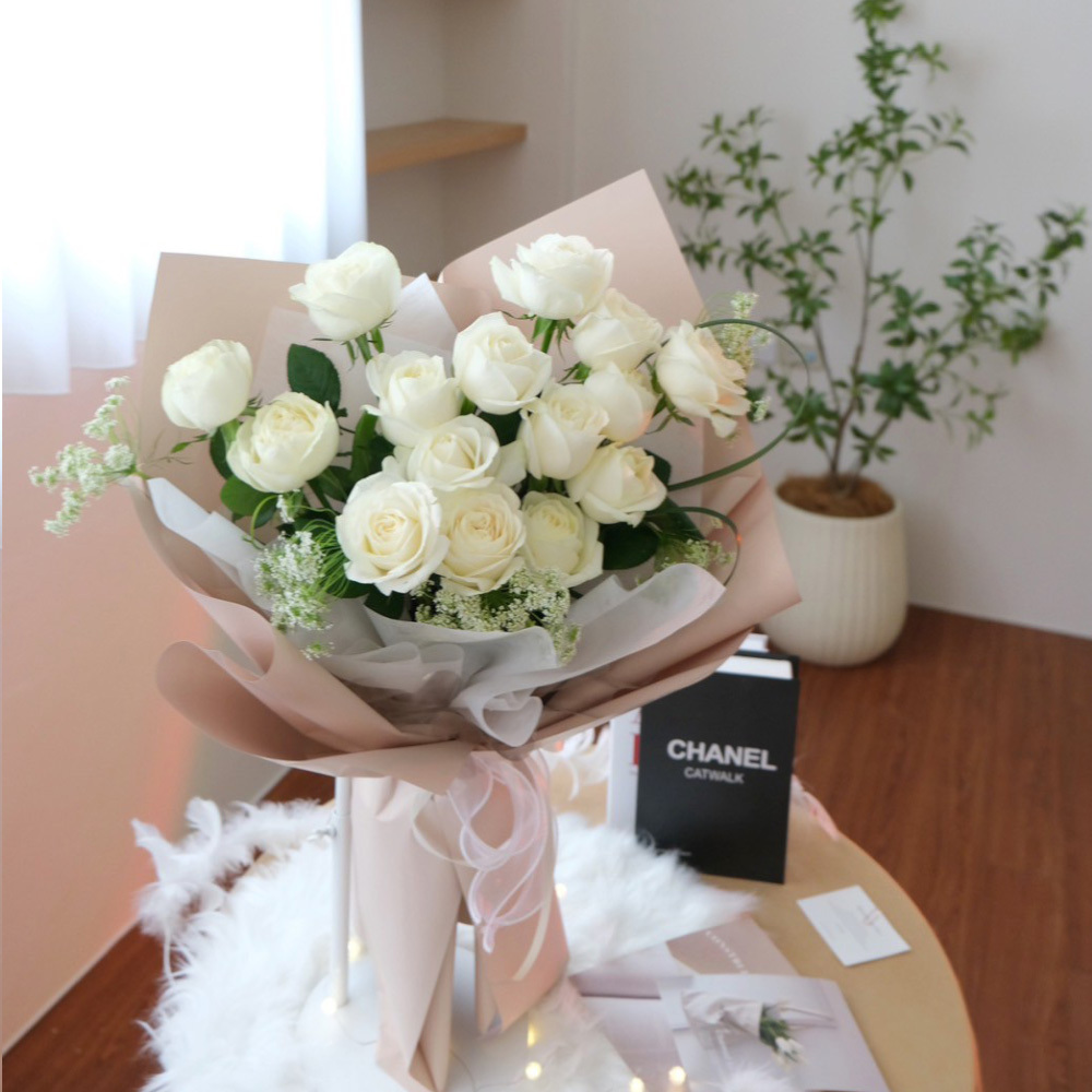 鮮花花束 / 15朵玫瑰花束+草花