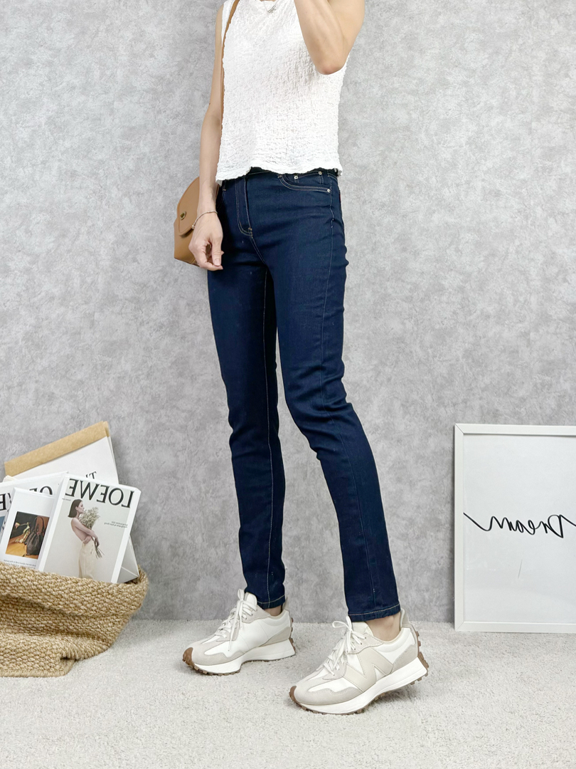 深藍穿搭必備♡穿出女力感的彈性修身窄腳褲