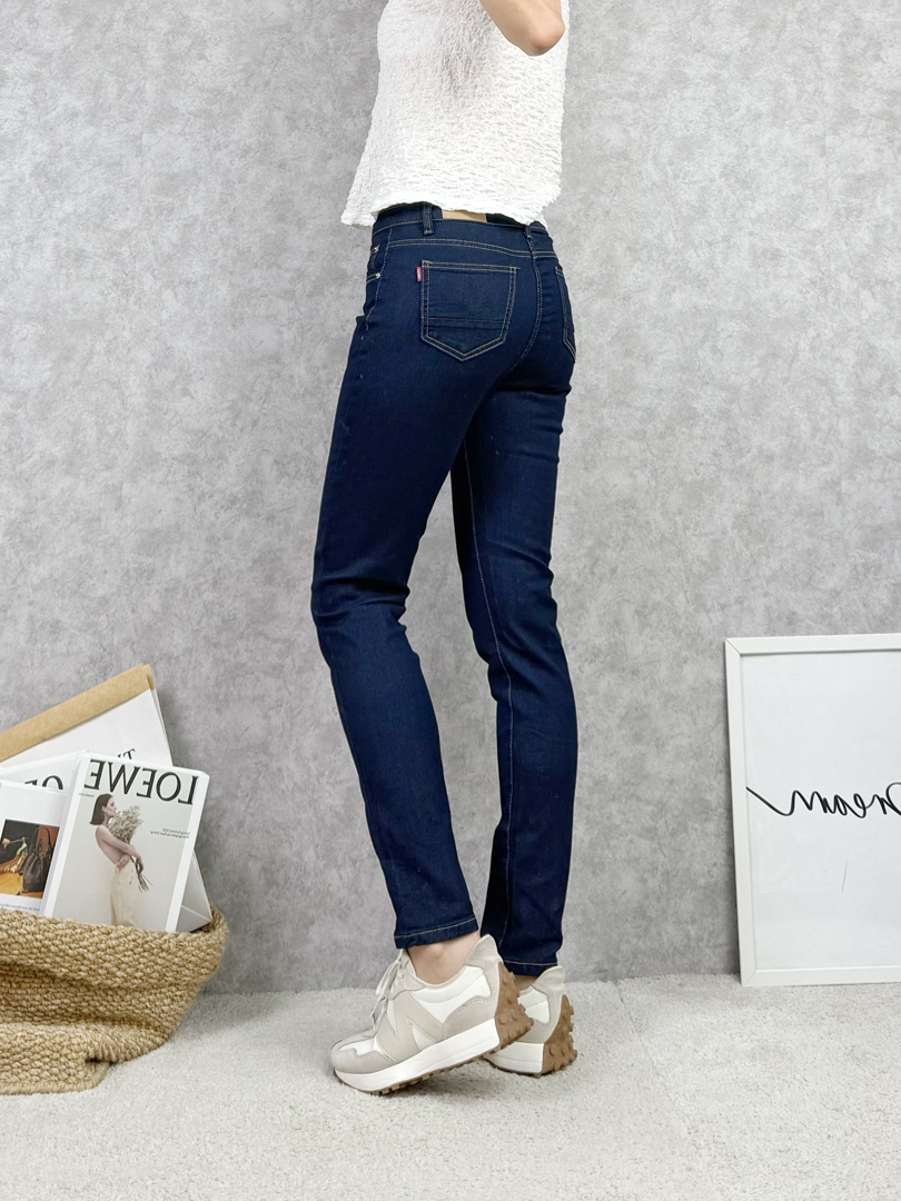 深藍穿搭必備♡穿出女力感的彈性修身窄腳褲