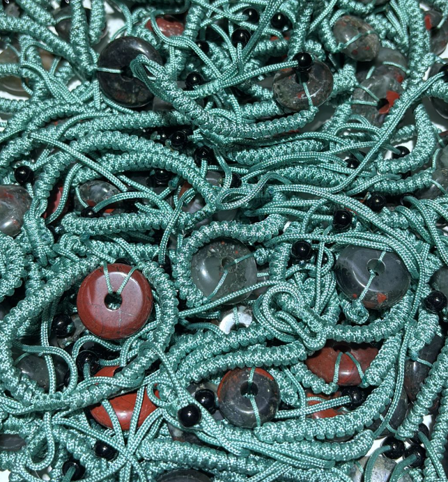 250823 - C24 雞血石平安扣手工編織綠色手繩 （隨機尺寸顏色）