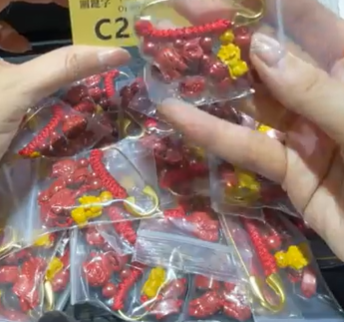 250823 - C28 帝王砂雄黃砂壓驚大扣針