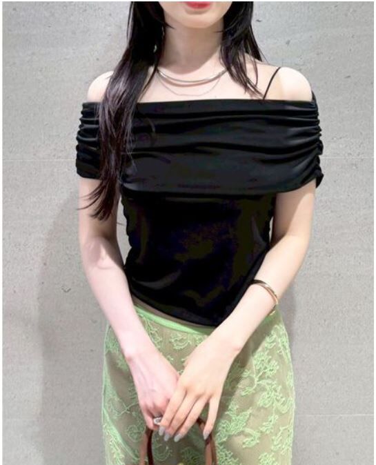 [預購] 折扣 LILY BROWN 露肩剪裁上衣