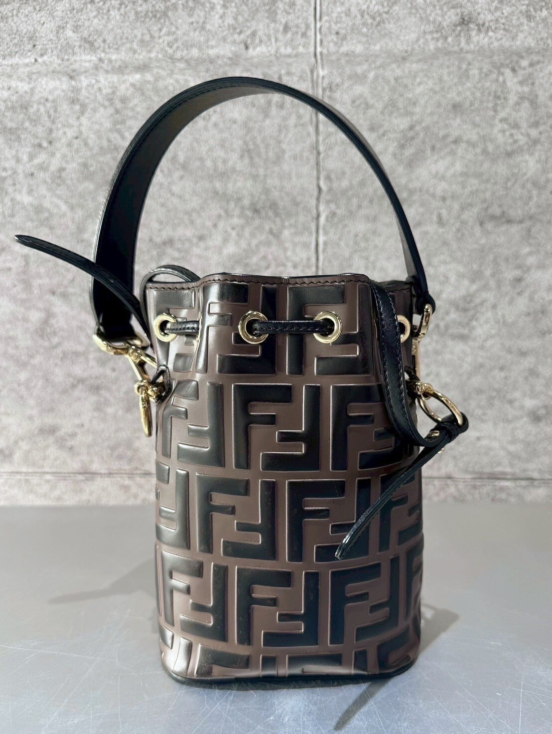 二手美品 6折 FENDI 經典老花水桶包