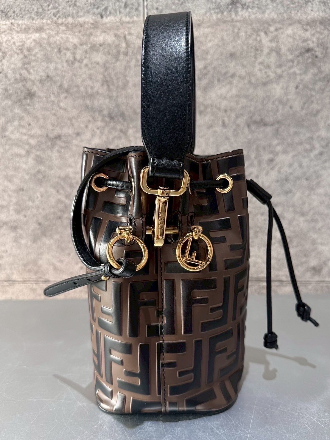 二手美品 6折 FENDI 經典老花水桶包