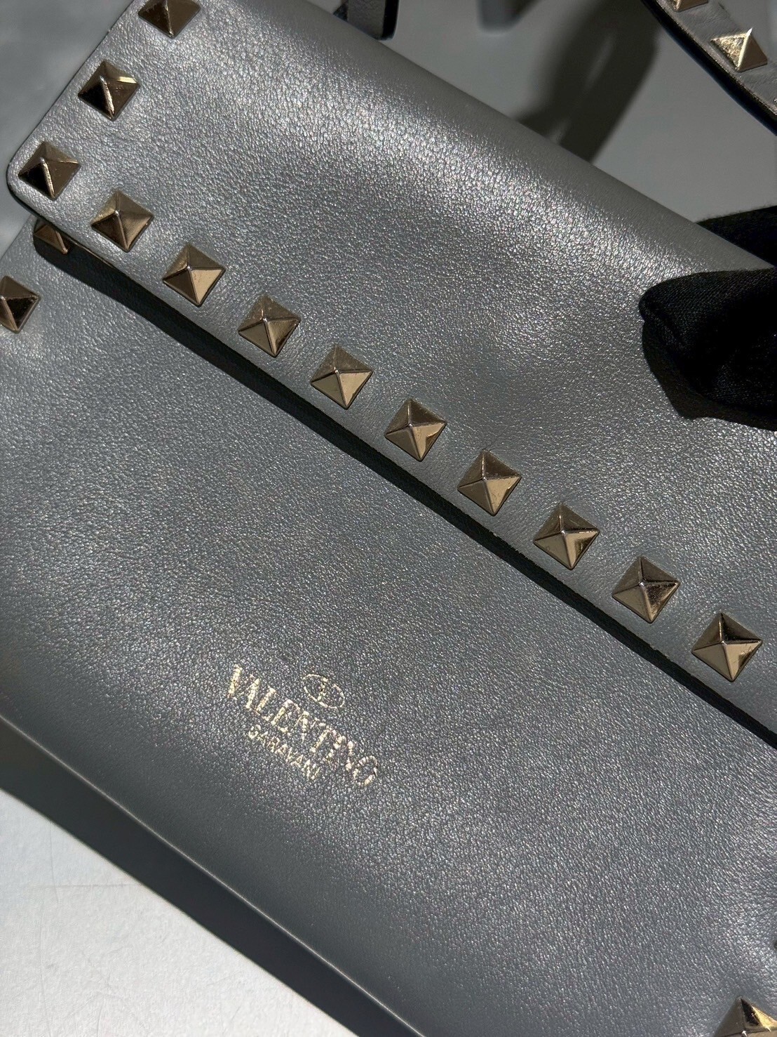 二手美品 近1折 Valentino 經典卯釘包 質感象灰