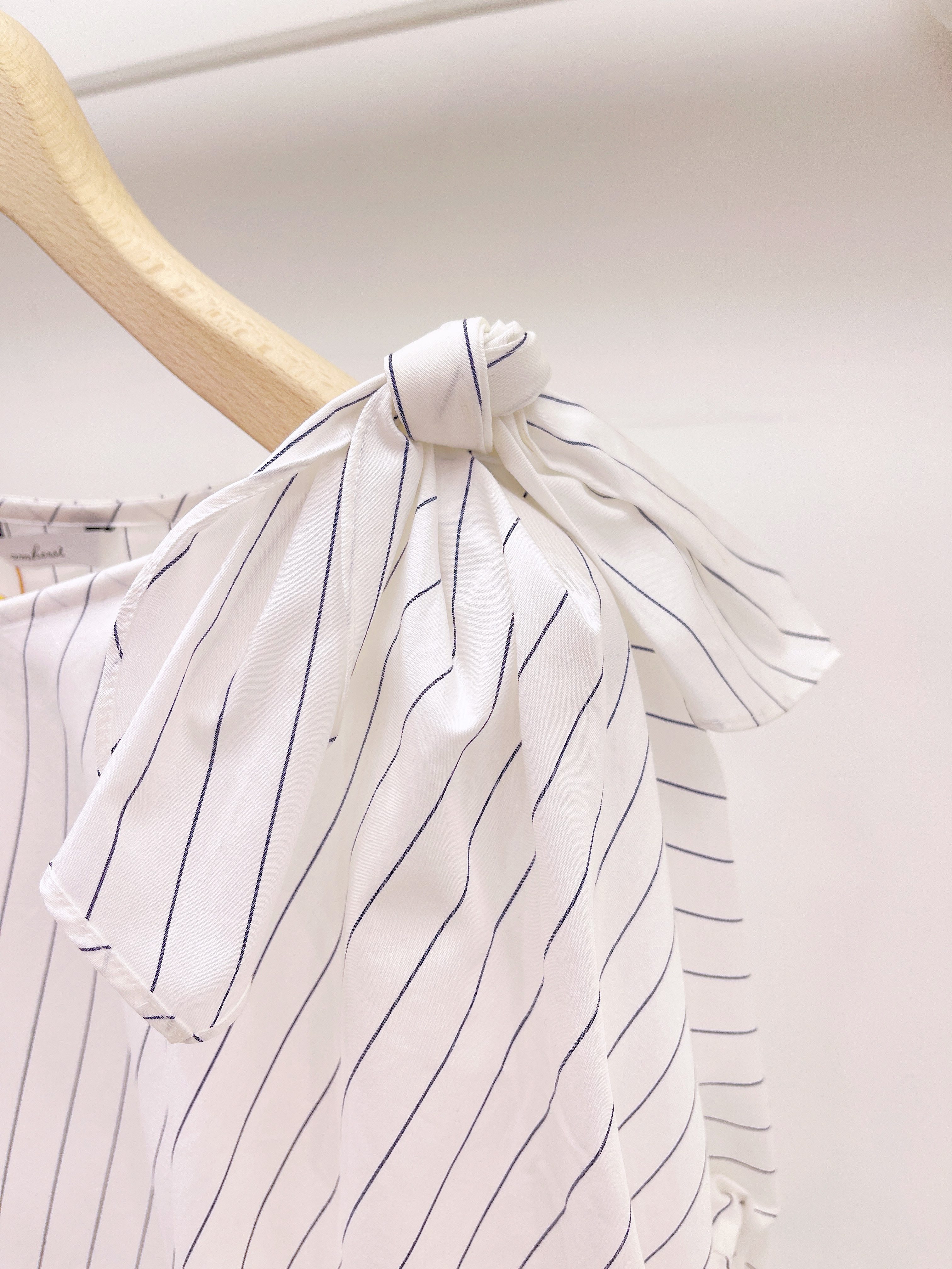 V領直條蝴蝶結上衣