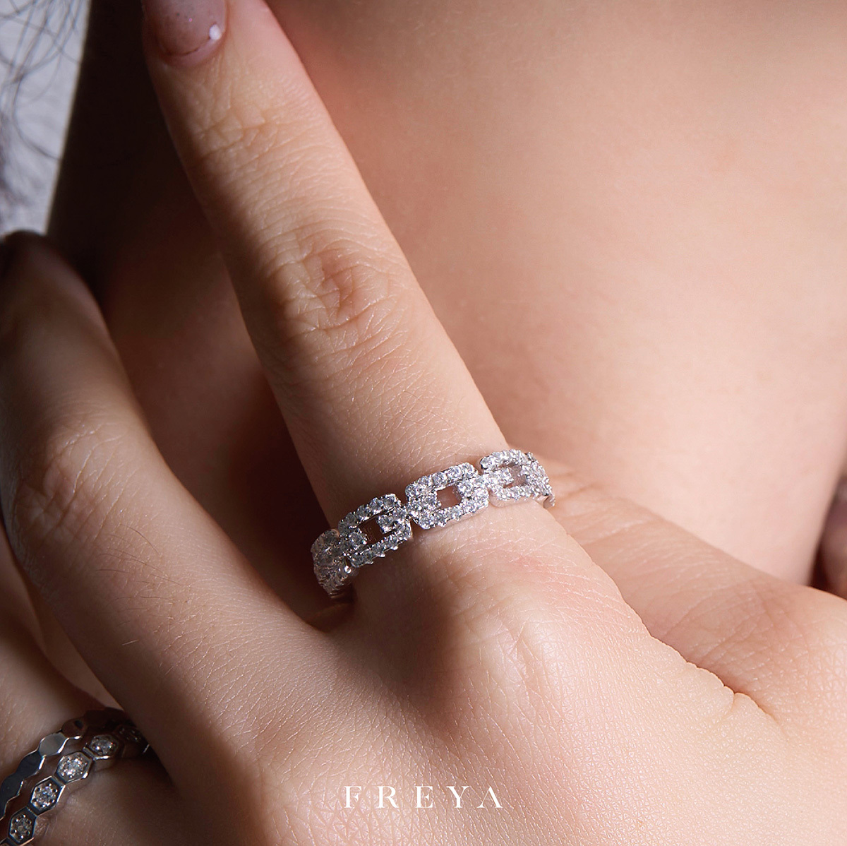 FREYA 扣環單排鑽戒指