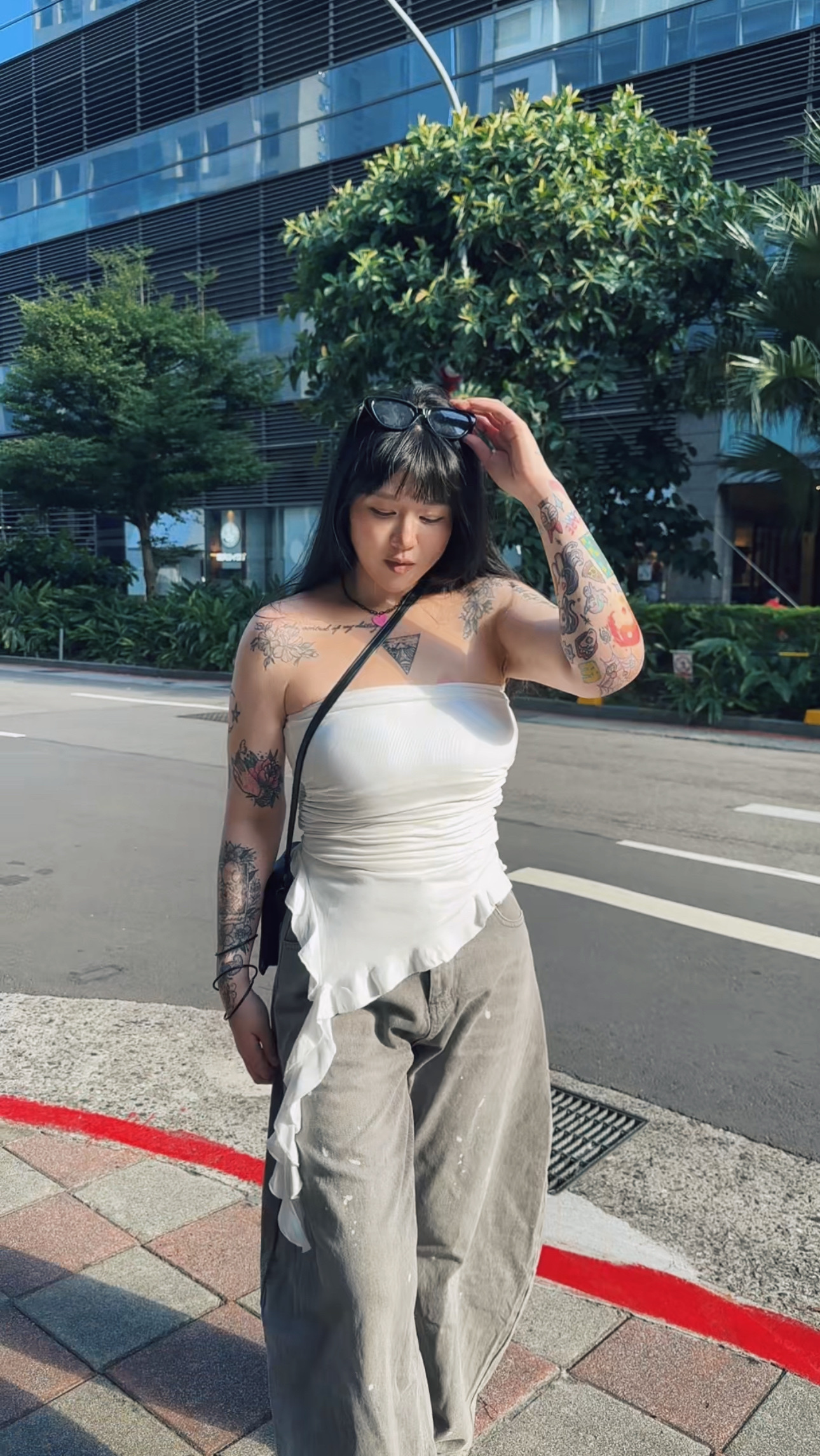 辣妹腰抓皺平口不規則下擺上衣