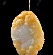 C073 翡翠（A货）双彩带黄貔貅花生挂件一枚